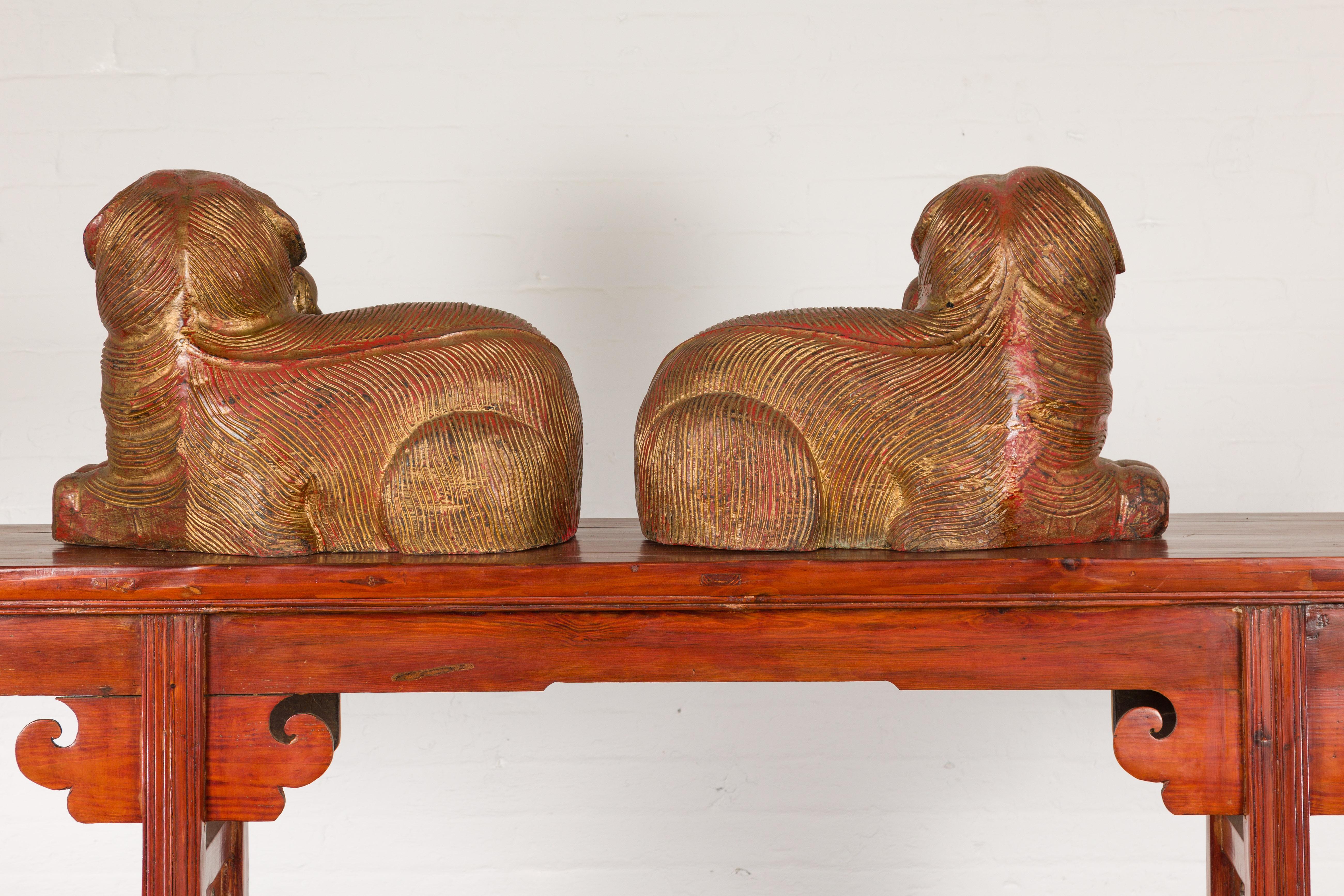 Paar thailändische mythologische Vintage-Hängelampe aus vergoldetem Holz mit rotem Unterton im Angebot 5