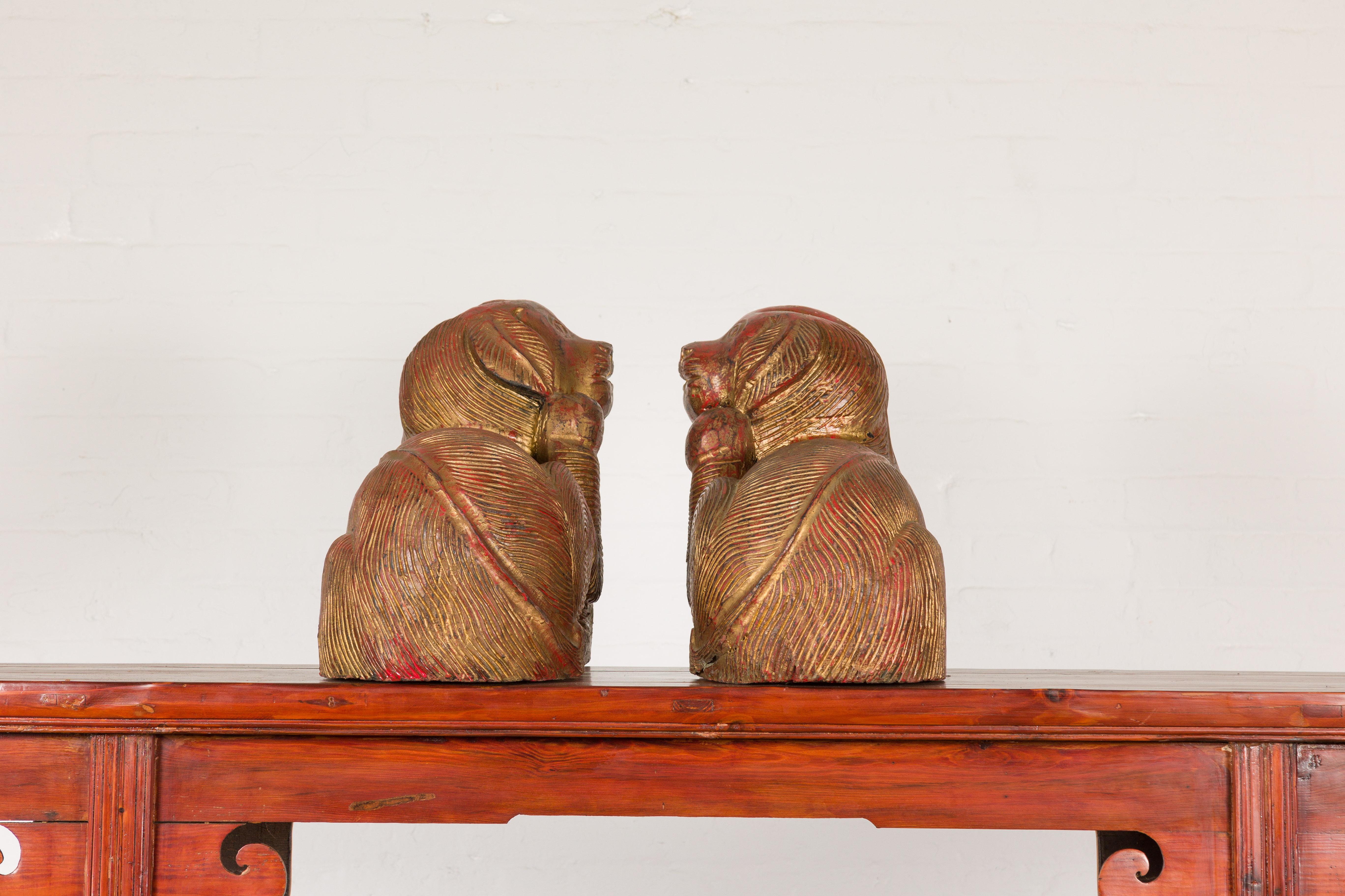 Paar thailändische mythologische Vintage-Hängelampe aus vergoldetem Holz mit rotem Unterton im Angebot 6