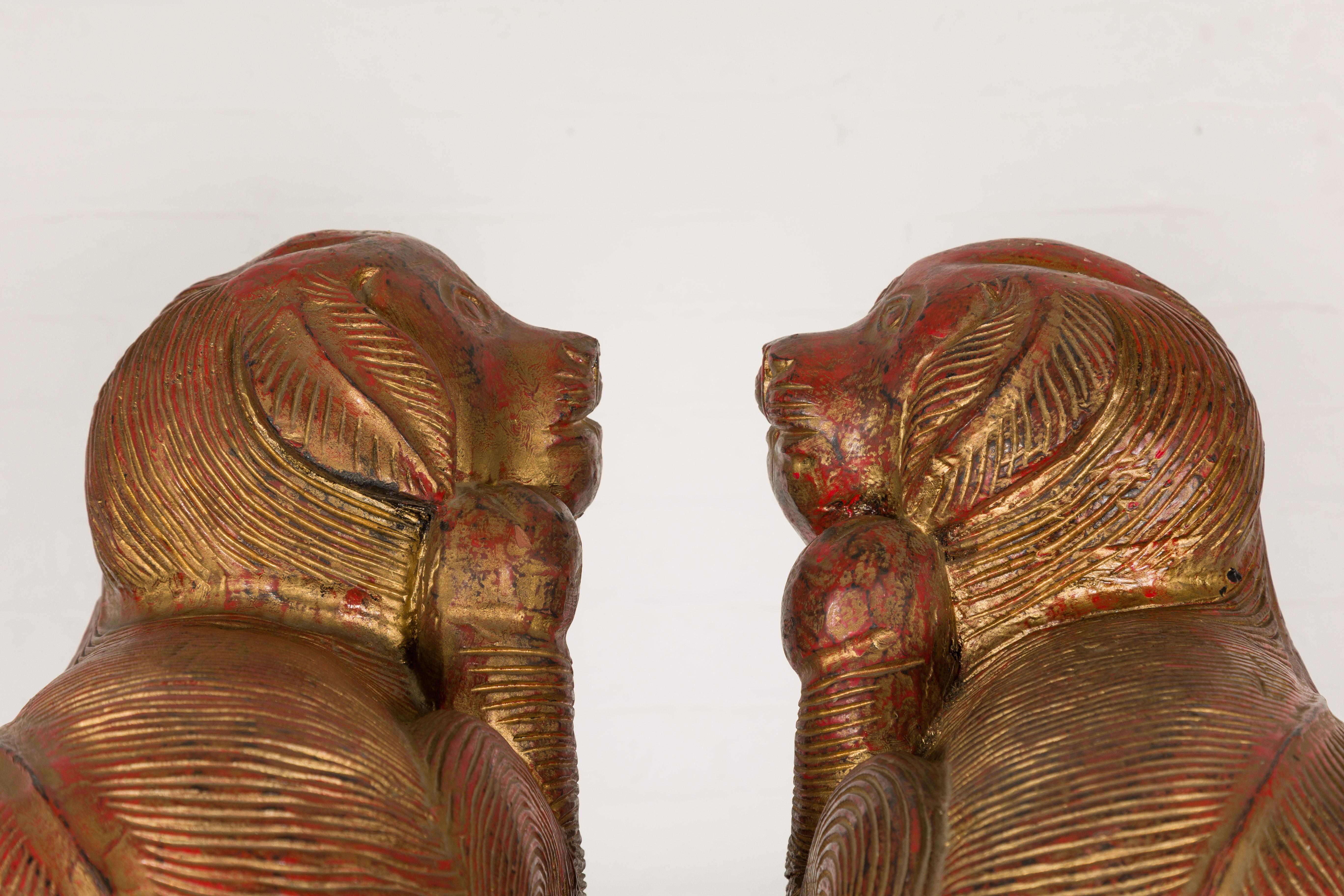 Paar thailändische mythologische Vintage-Hängelampe aus vergoldetem Holz mit rotem Unterton im Angebot 7