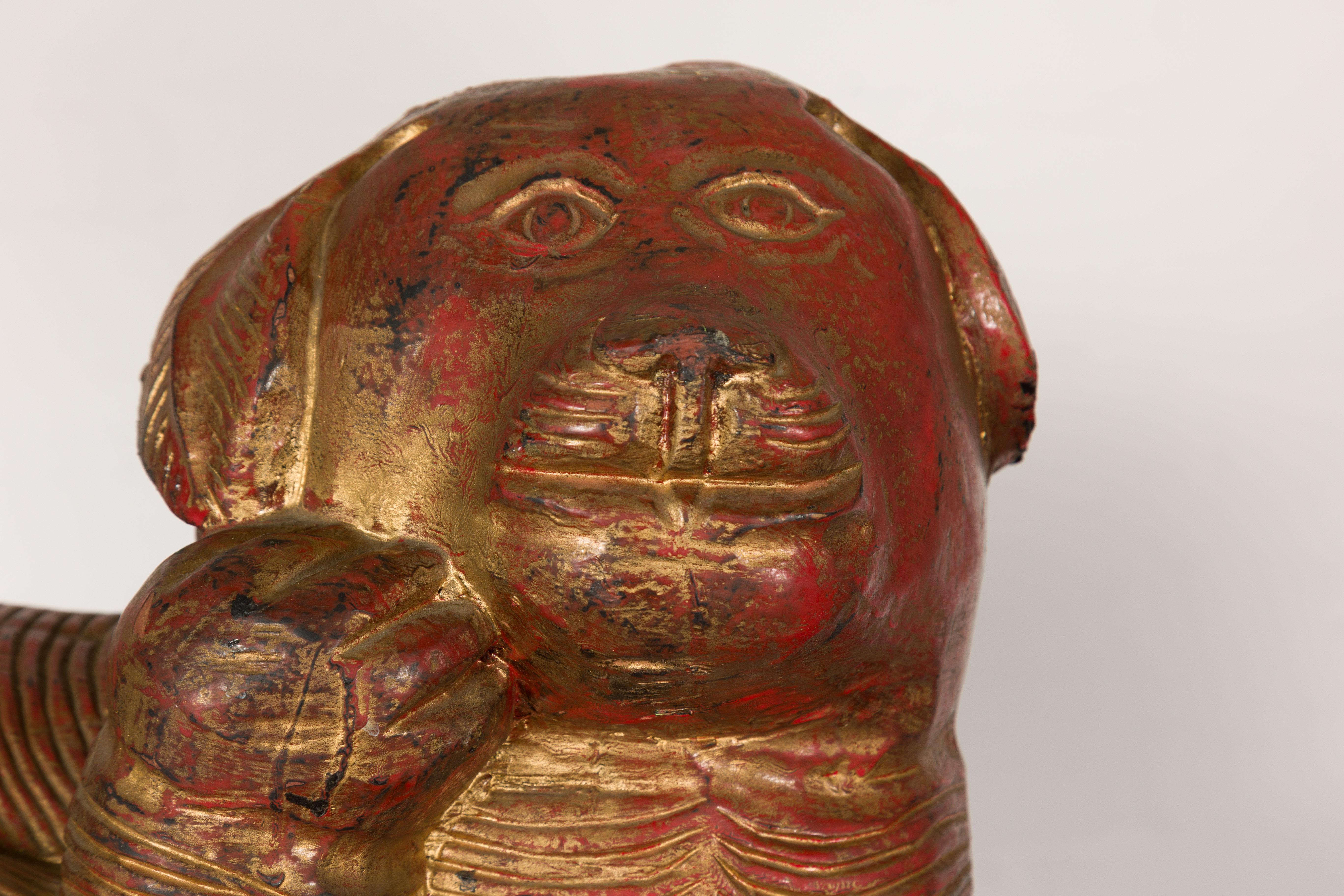Paar thailändische mythologische Vintage-Hängelampe aus vergoldetem Holz mit rotem Unterton (Geschnitzt) im Angebot