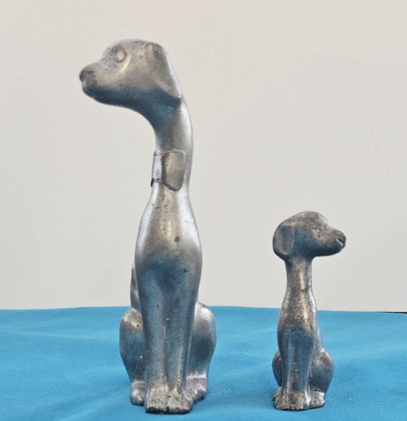 Paar Zinn-Hunde, Mutter und Pup-CLOSING-VERKAUF, SCHLUSSVERKAUF im Angebot 3