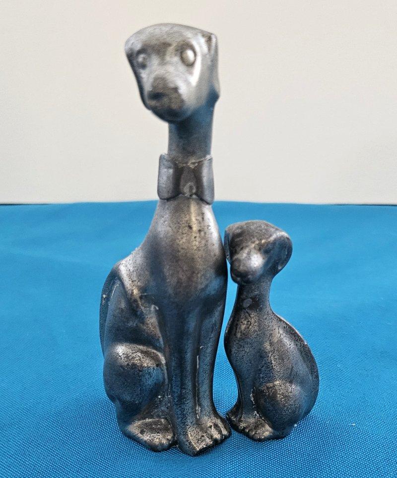 Paar Zinn-Hunde, Mutter und Pup-CLOSING-VERKAUF, SCHLUSSVERKAUF (Moderne) im Angebot
