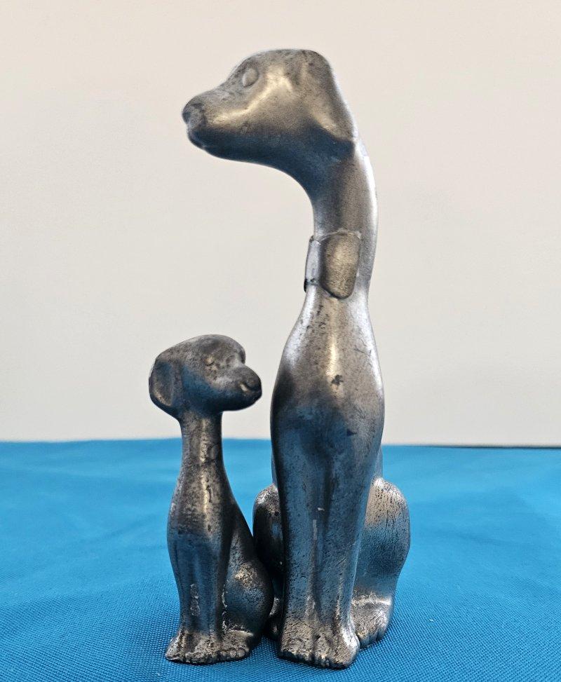 Paar Zinn-Hunde, Mutter und Pup-CLOSING-VERKAUF, SCHLUSSVERKAUF (Englisch) im Angebot