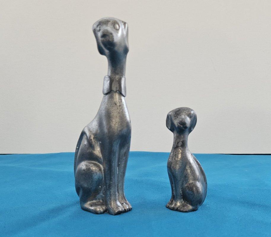 Paar Zinn-Hunde, Mutter und Pup-CLOSING-VERKAUF, SCHLUSSVERKAUF (Gegossen) im Angebot