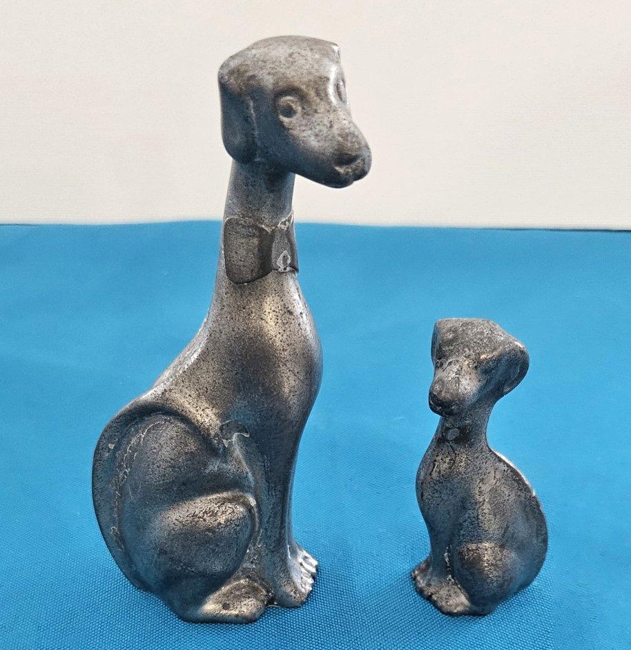 Paar Zinn-Hunde, Mutter und Pup-CLOSING-VERKAUF, SCHLUSSVERKAUF im Zustand „Relativ gut“ im Angebot in Warrenton, OR