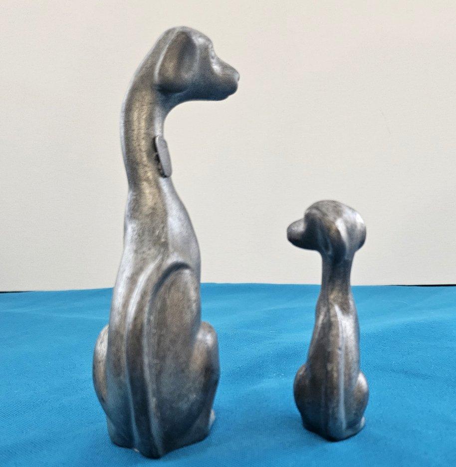 Paar Zinn-Hunde, Mutter und Pup-CLOSING-VERKAUF, SCHLUSSVERKAUF (20. Jahrhundert) im Angebot