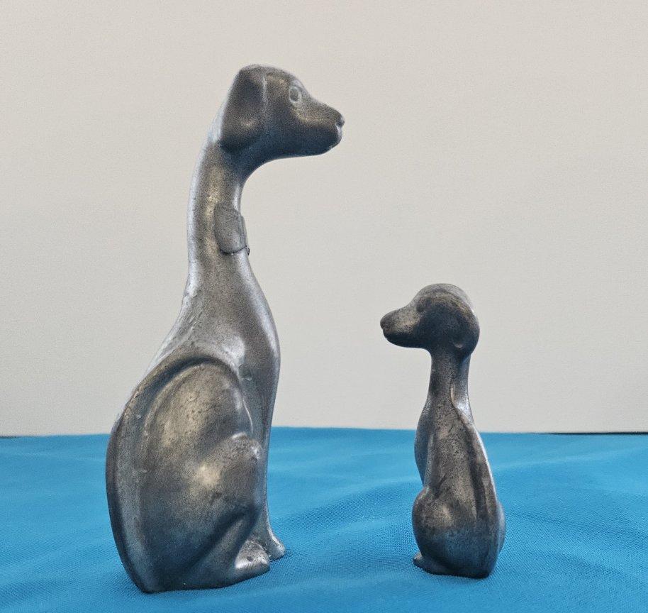 Paar Zinn-Hunde, Mutter und Pup-CLOSING-VERKAUF, SCHLUSSVERKAUF (Hartzinn) im Angebot