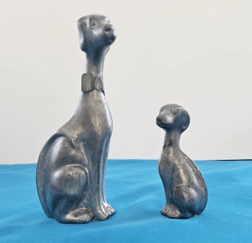 Paar Zinn-Hunde, Mutter und Pup-CLOSING-VERKAUF, SCHLUSSVERKAUF im Angebot 1