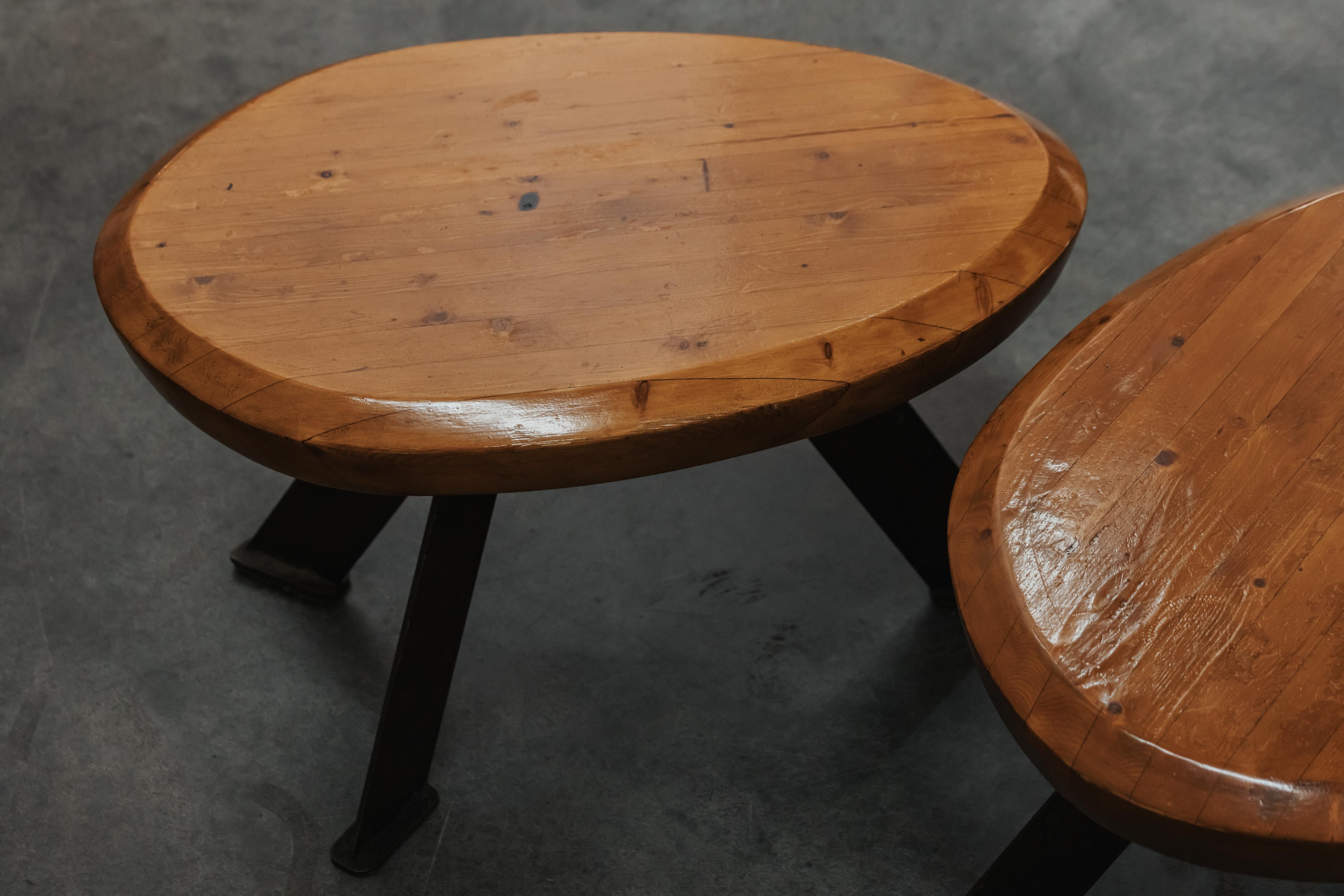 Vintage Paire de tables basses en pin de France, Circa 1960.  Construction en pin massif avec pieds en acier.  Excellent état.