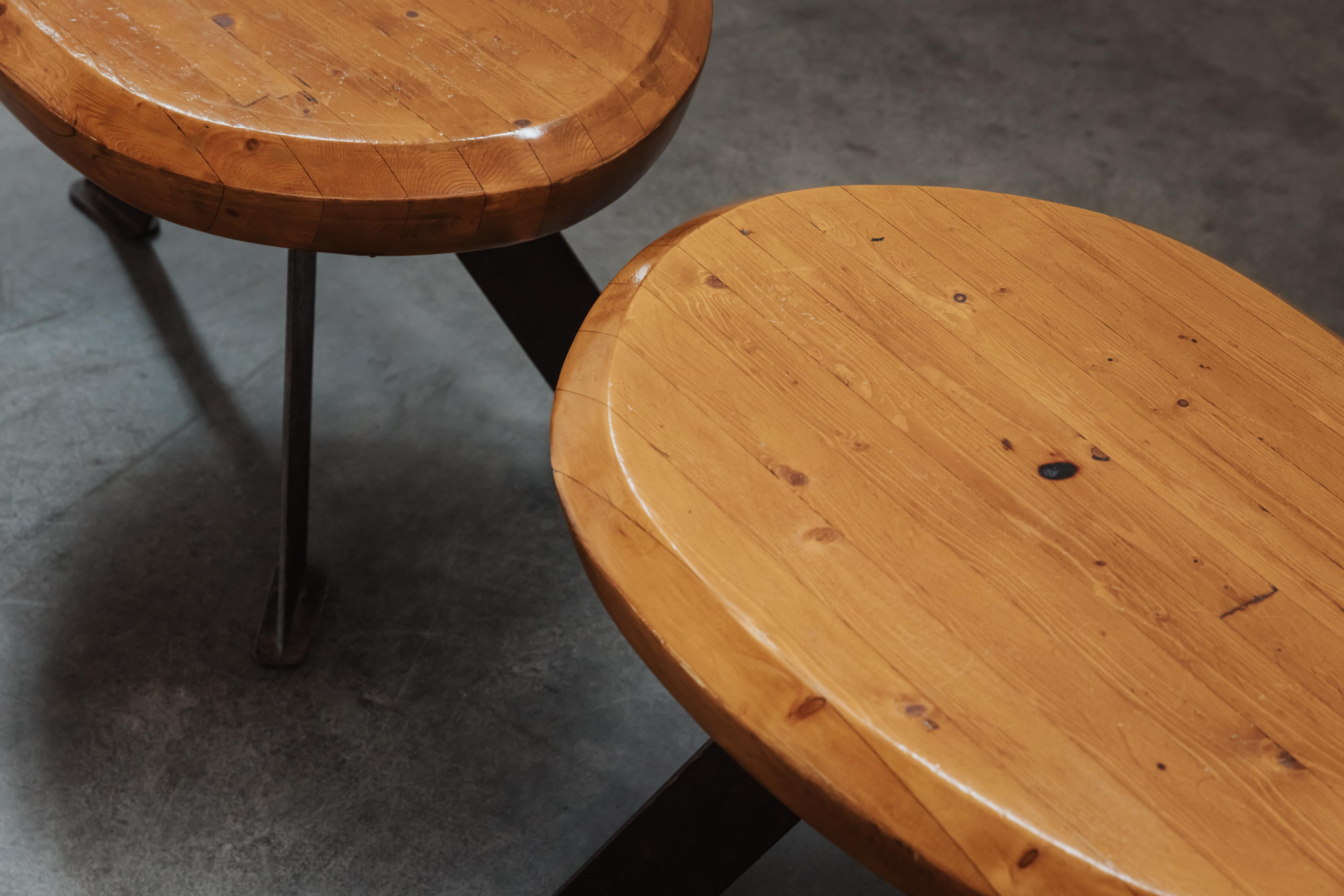 Paire de tables basses vintage en pin de France, vers 1960 Bon état - En vente à Nashville, TN