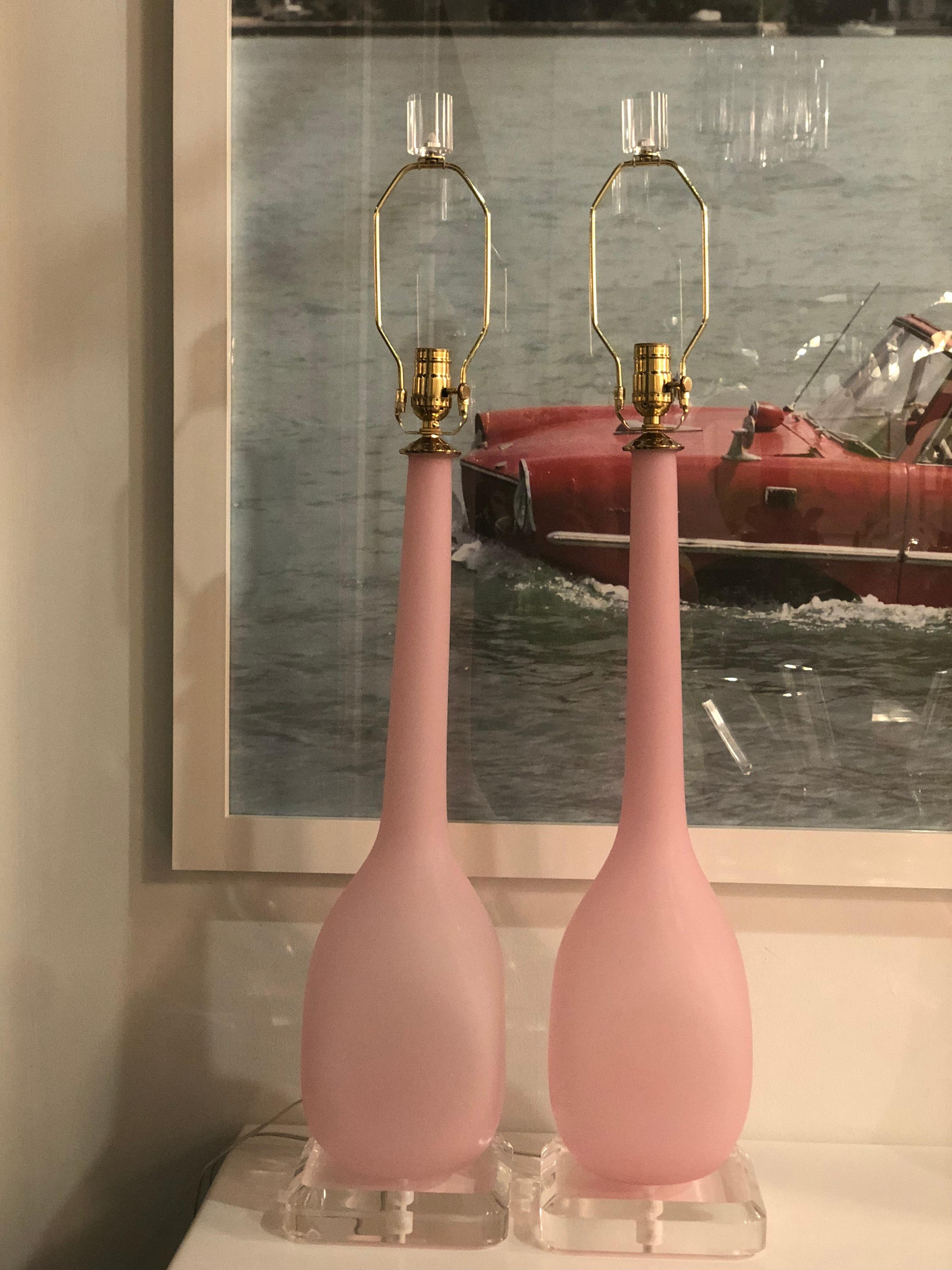 Vintage Pair of Pink Frosted Blush Murano Italian Table Lamps Lucite Brass In Good Condition In West Palm Beach, FL