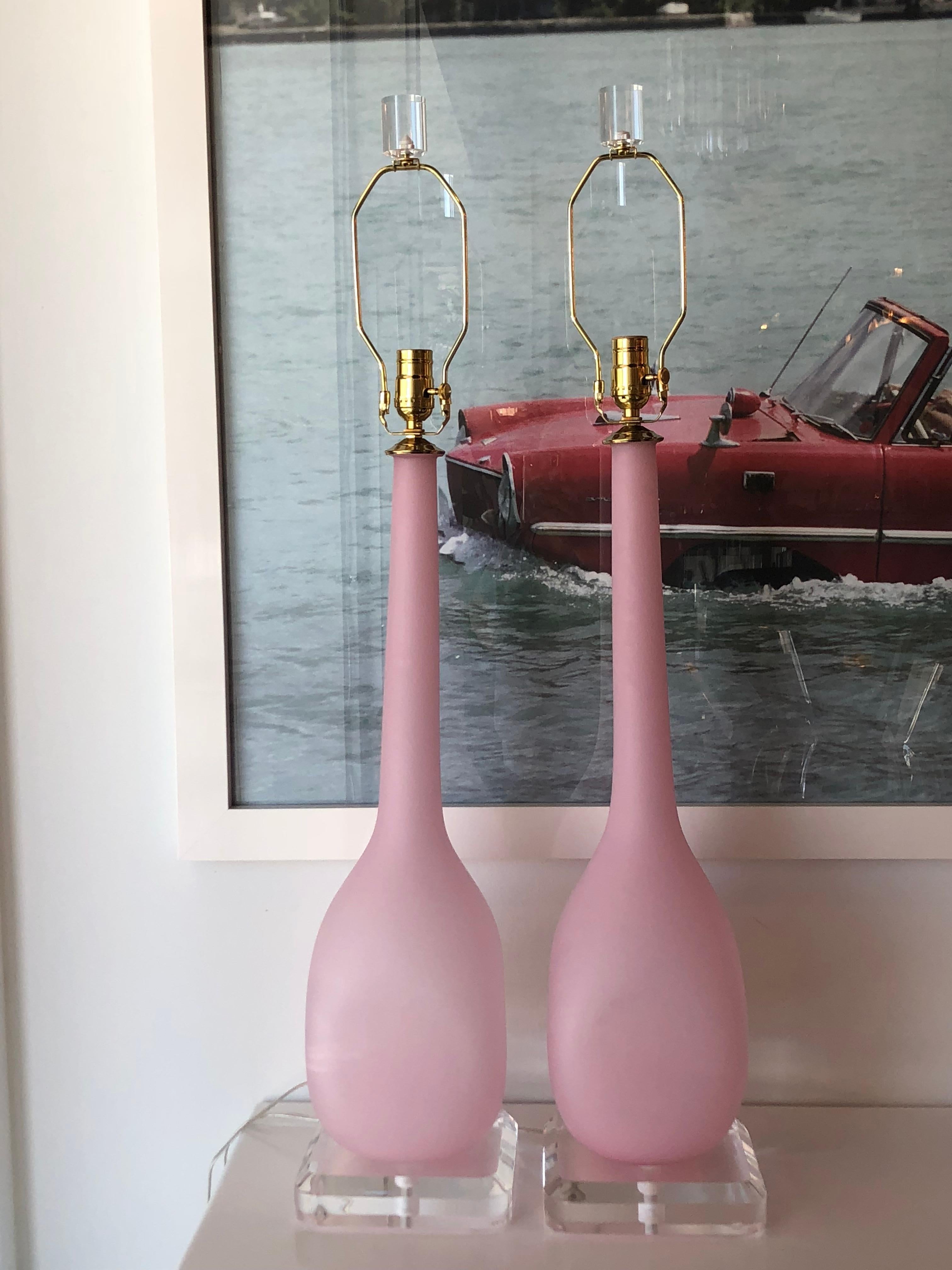 Vintage Paar rosa mattiert erröten Murano italienischen Tischlampen Lucite Messing im Zustand „Gut“ in West Palm Beach, FL