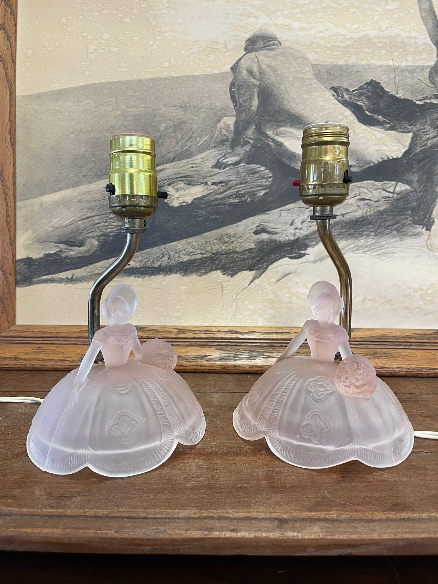 Diese Lampen zeigten südländische Belle-Figuren mit einem Rosenstrauß in der Hand. Sie wurden in den Geschäften getestet und sind betriebsbereit. CIRCA 1940er / 1950er Jahre. Vintage Condition Konsistent mit dem Alter wie abgebildet.

Abmessungen. 6