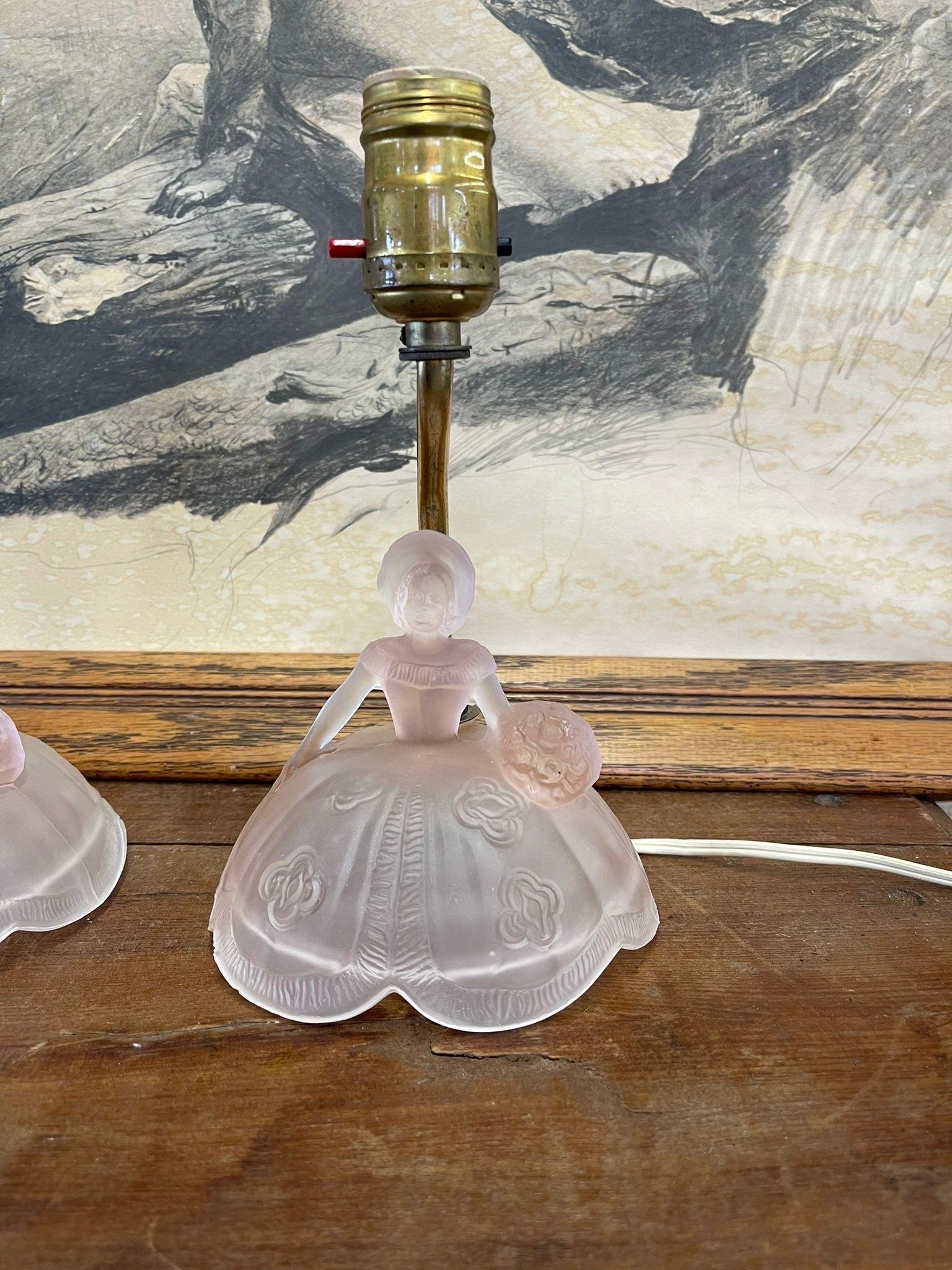 Paar rosafarbene getönte Southern Belle-Tischlampen im Vintage-Stil mit mattiertem Glasfuß. im Angebot 2