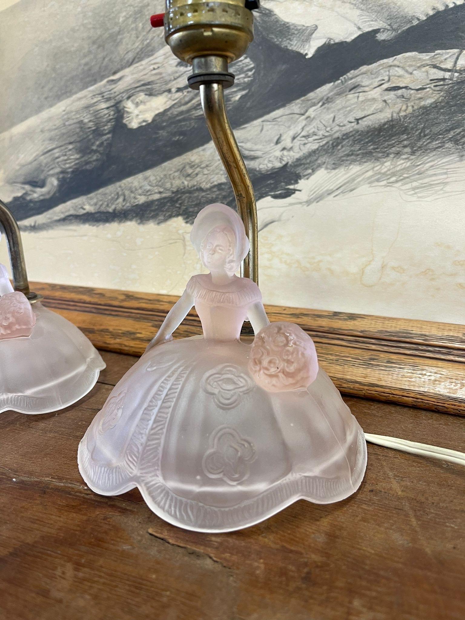 Paar rosafarbene getönte Southern Belle-Tischlampen im Vintage-Stil mit mattiertem Glasfuß. im Angebot 3
