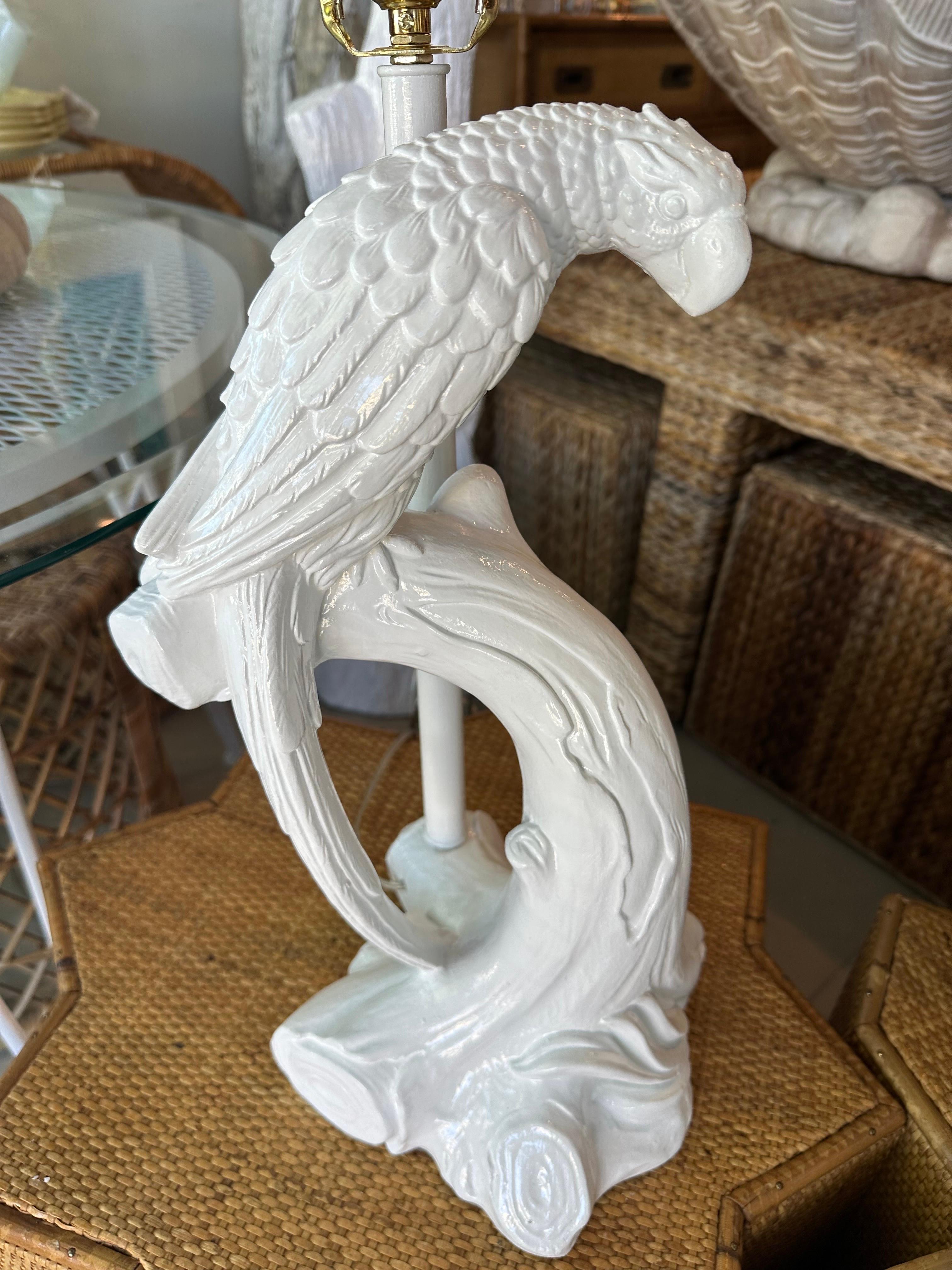 Paar weiße tropische Papageien-Vogel-Tischlampen aus Gips, restauriert  im Angebot 3