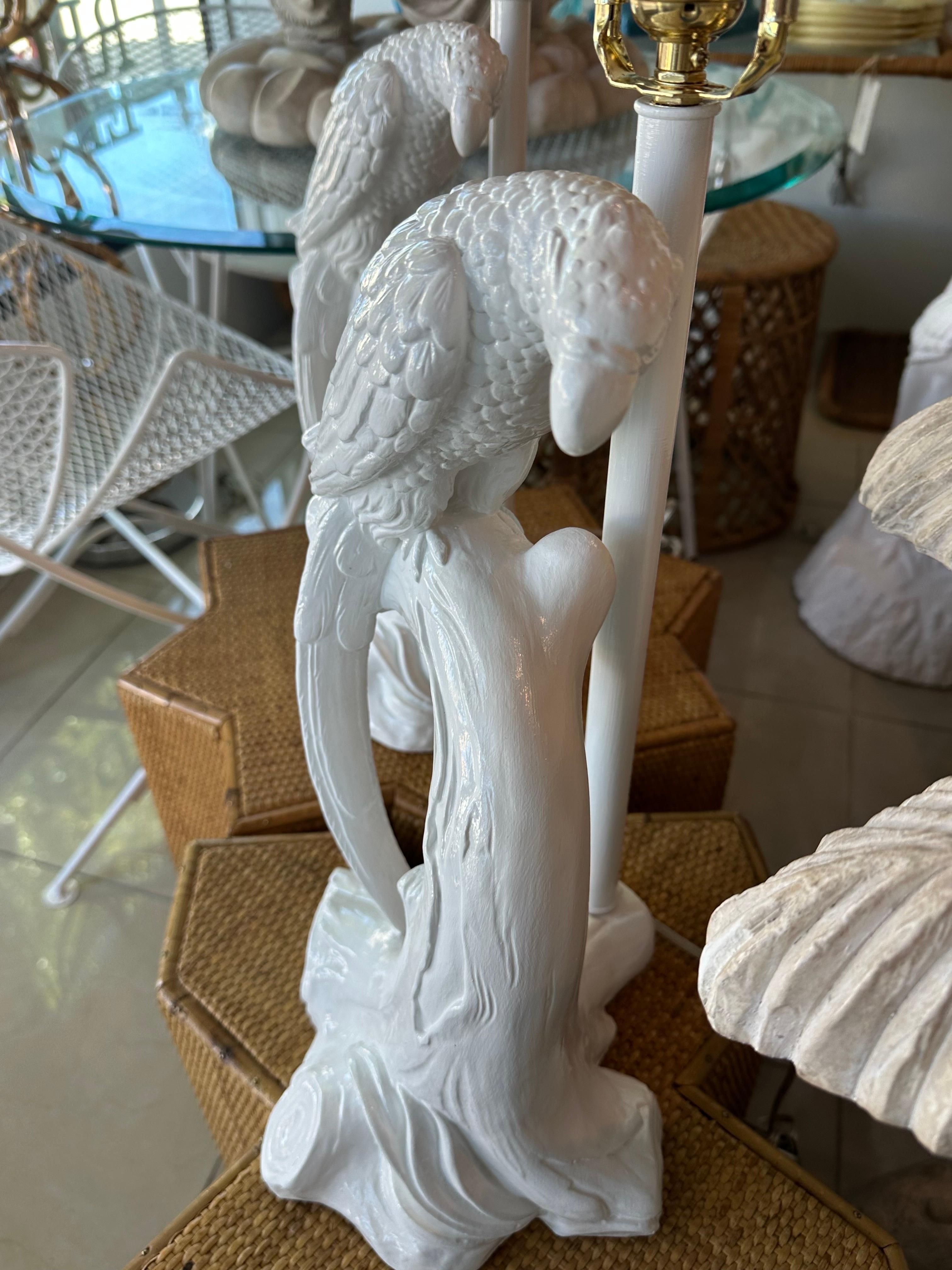 Paire de lampes de bureau vintage en plâtre blanc avec perroquet tropical, restaurées  en vente 3
