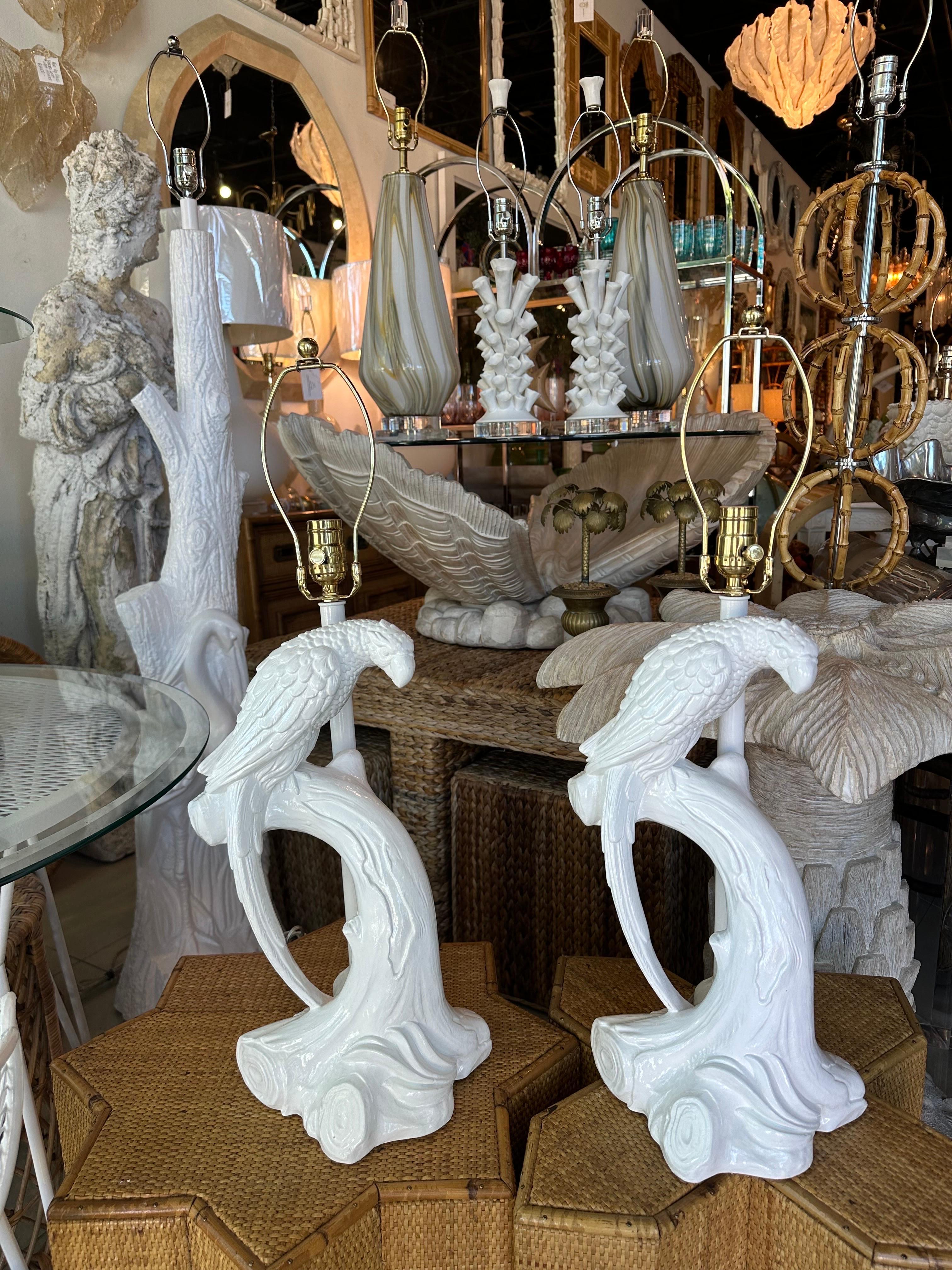 Paar weiße tropische Papageien-Vogel-Tischlampen aus Gips, restauriert  (Hollywood Regency) im Angebot