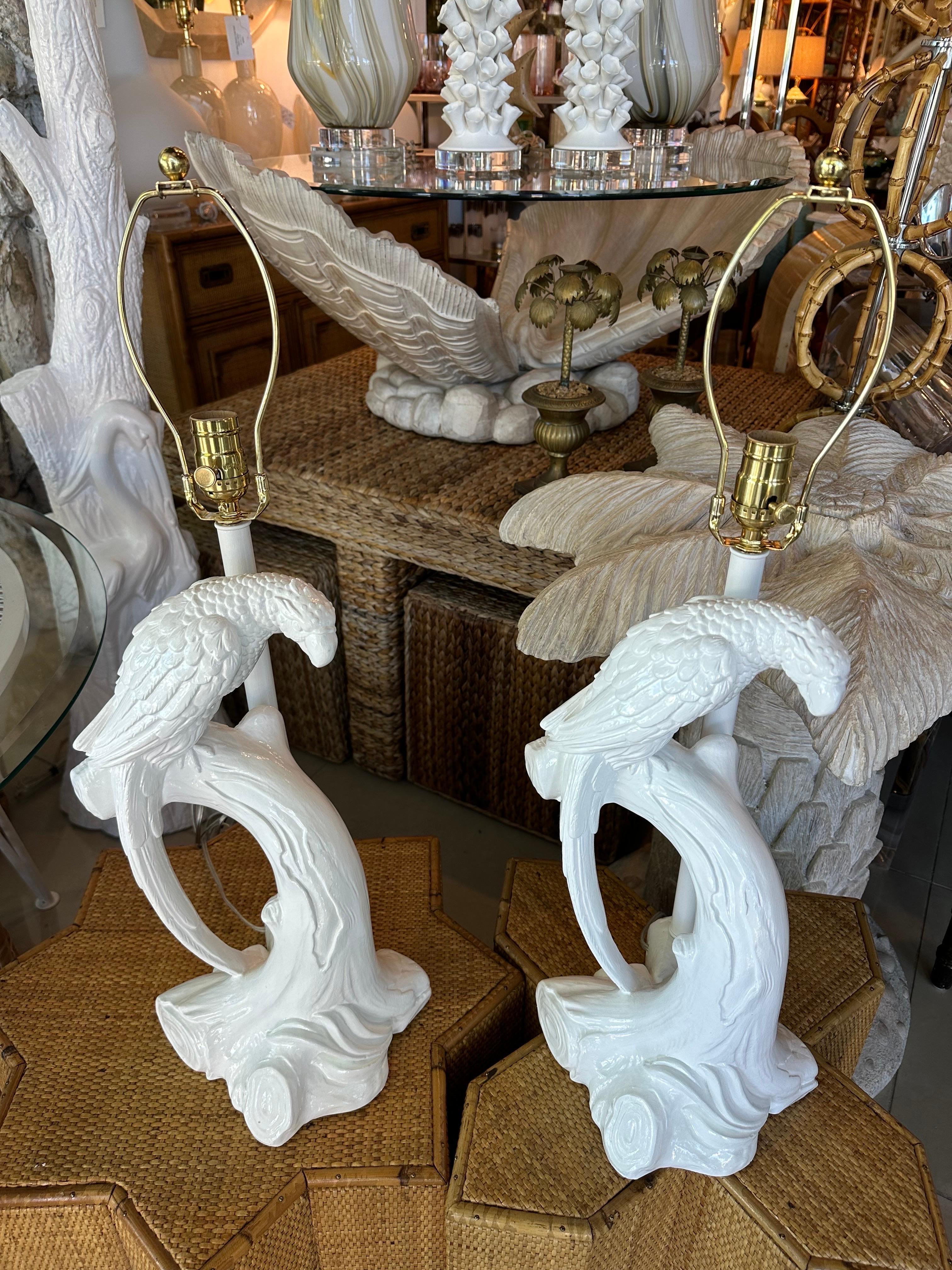 Hollywood Regency Paire de lampes de bureau vintage en plâtre blanc avec perroquet tropical, restaurées  en vente