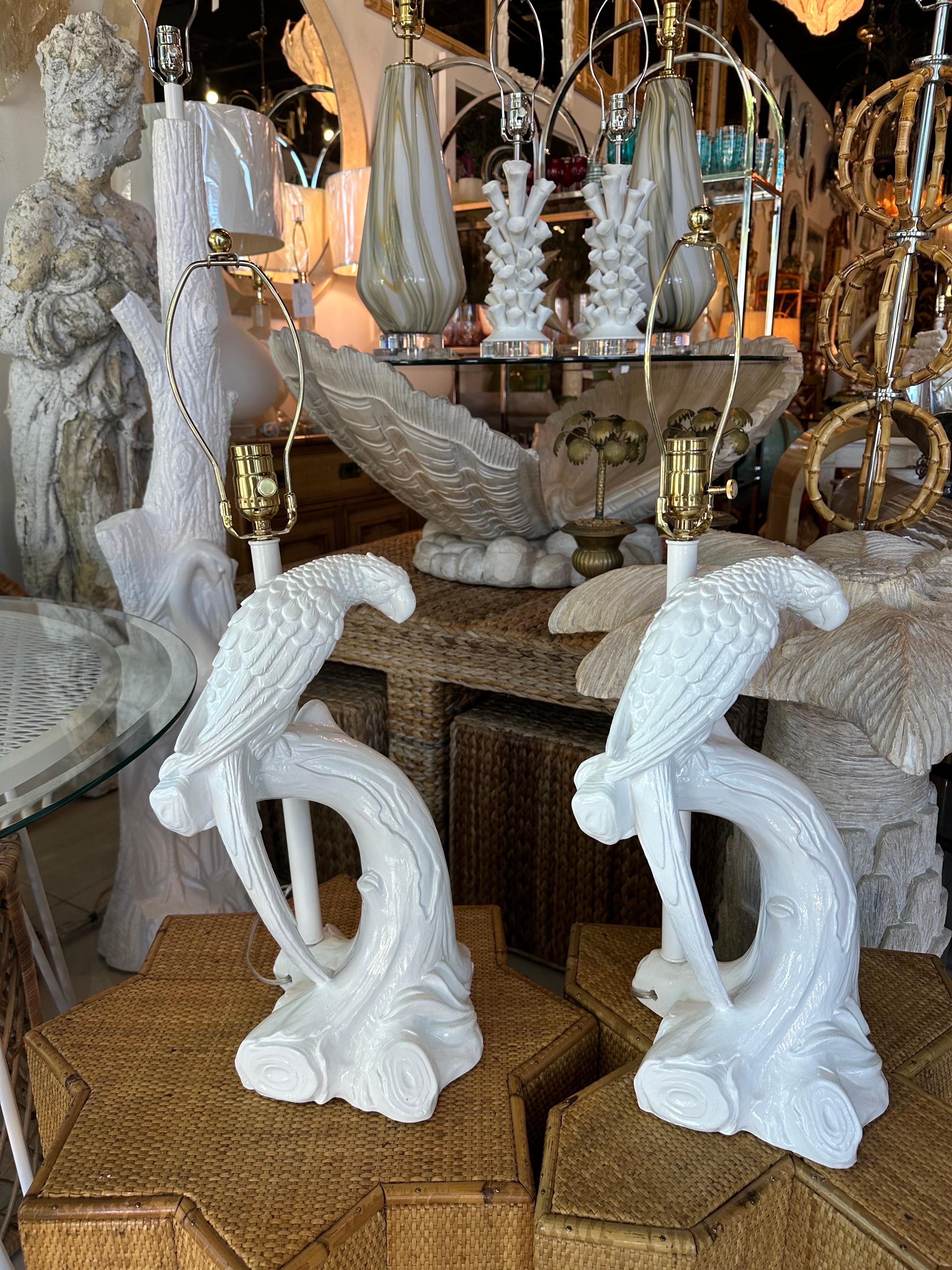 Fin du 20e siècle Paire de lampes de bureau vintage en plâtre blanc avec perroquet tropical, restaurées  en vente