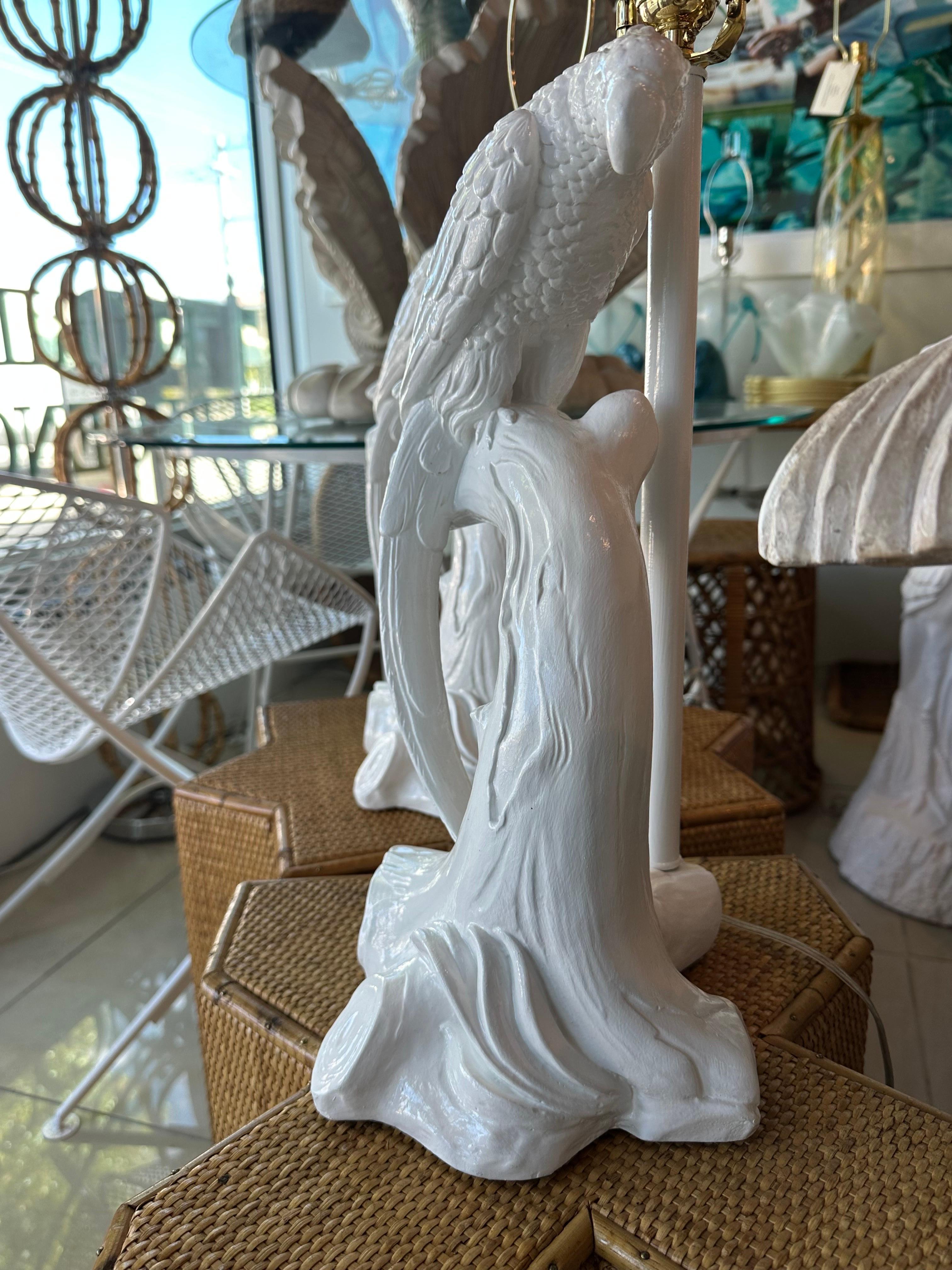Laque Paire de lampes de bureau vintage en plâtre blanc avec perroquet tropical, restaurées  en vente