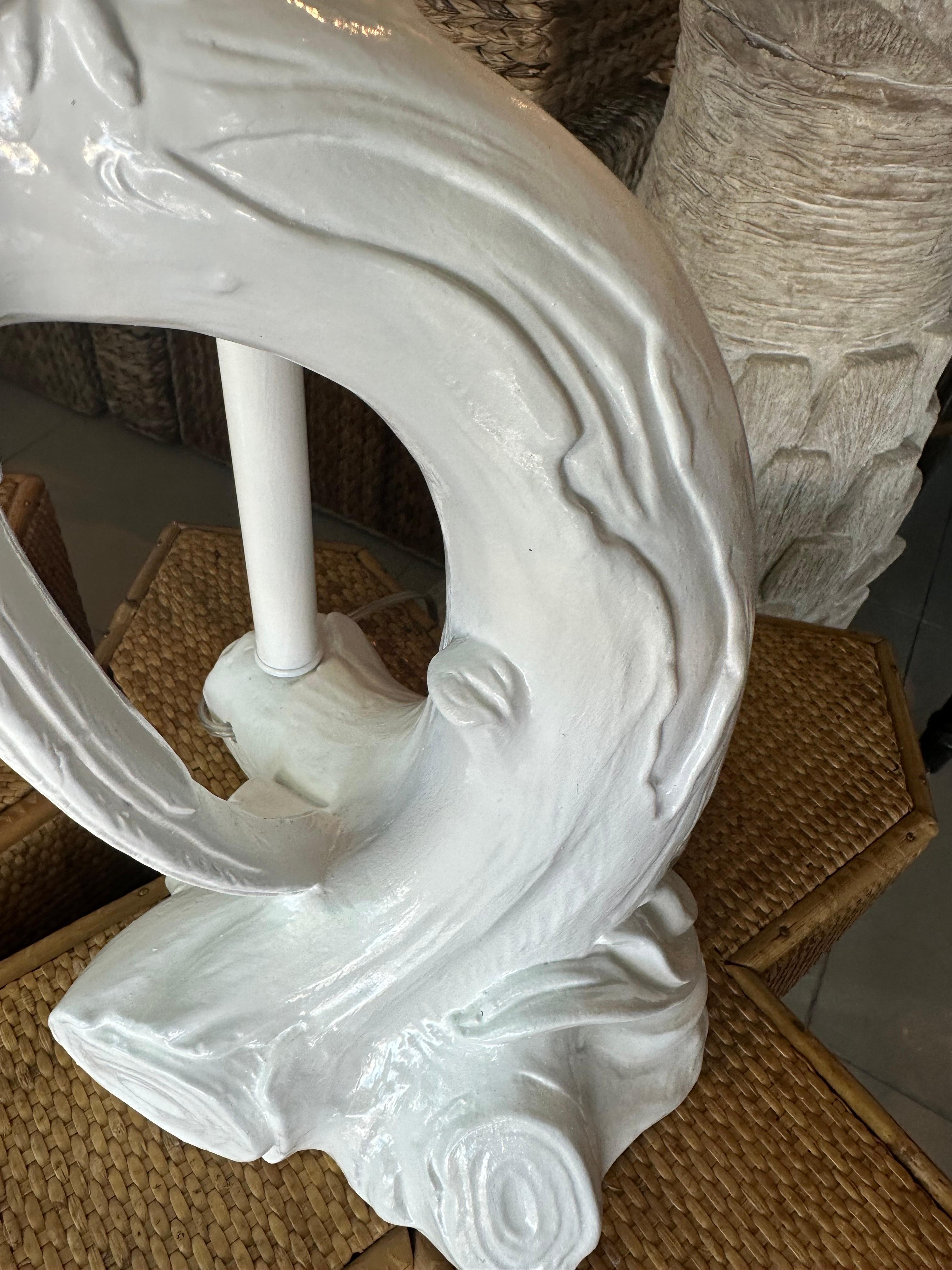 Paire de lampes de bureau vintage en plâtre blanc avec perroquet tropical, restaurées  en vente 1