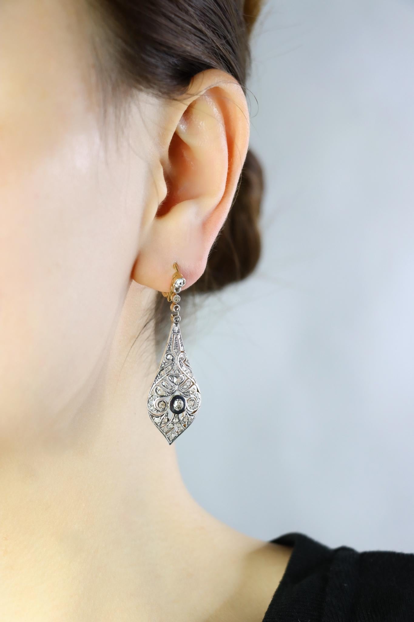 Vintage Paar Platin & 18K Gold Diamant-Ohrringe
Mit insgesamt etwa 1,14 Karat Diamanten (Farbe I-K, Reinheit VS1 - IS1)

Ungefähre Abmessungen:
2 Zoll [5 cm] (Länge) 
0,67 Zoll [1,7 cm] (Breite) 
9,4 Gramm Gewicht.

** Diamanten und Farbsteine