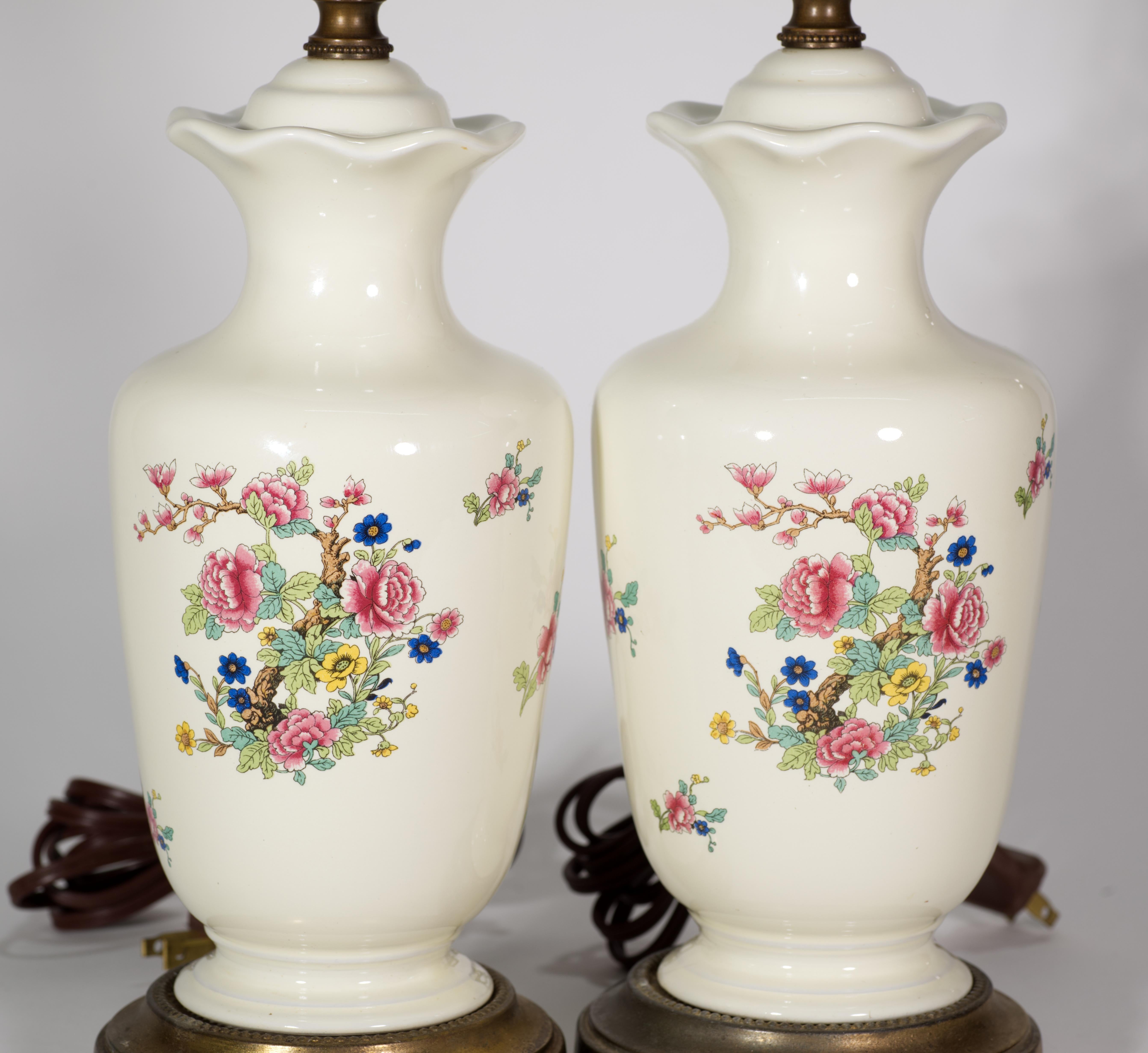 Vintage Pair of Porcelain Urn Shaped Table Lamps in Pembroke Pattern In Good Condition For Sale In Clifton Springs, NY
