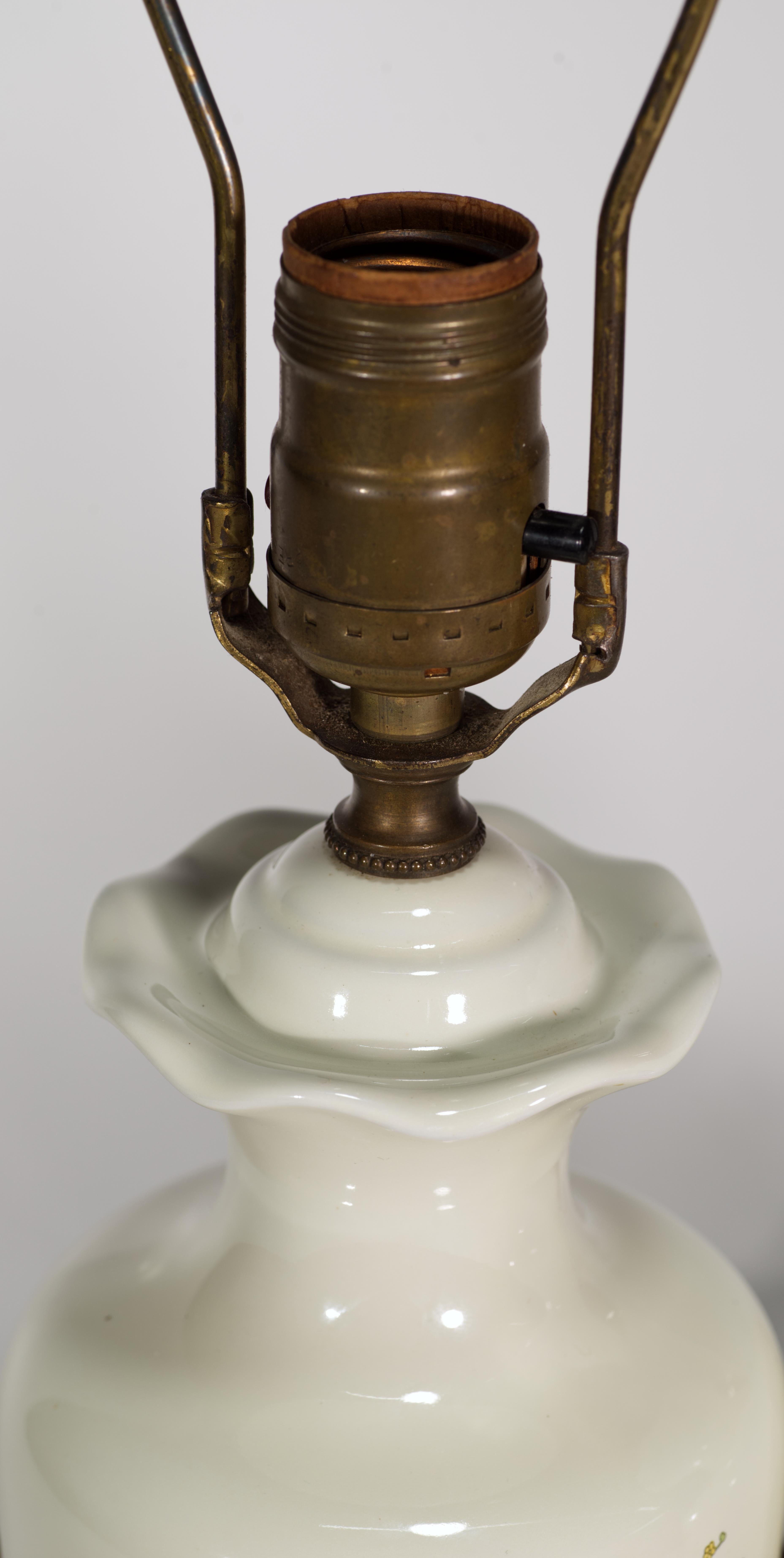 20th Century Vintage Pair of Porcelain Urn Shaped Table Lamps in Pembroke Pattern For Sale