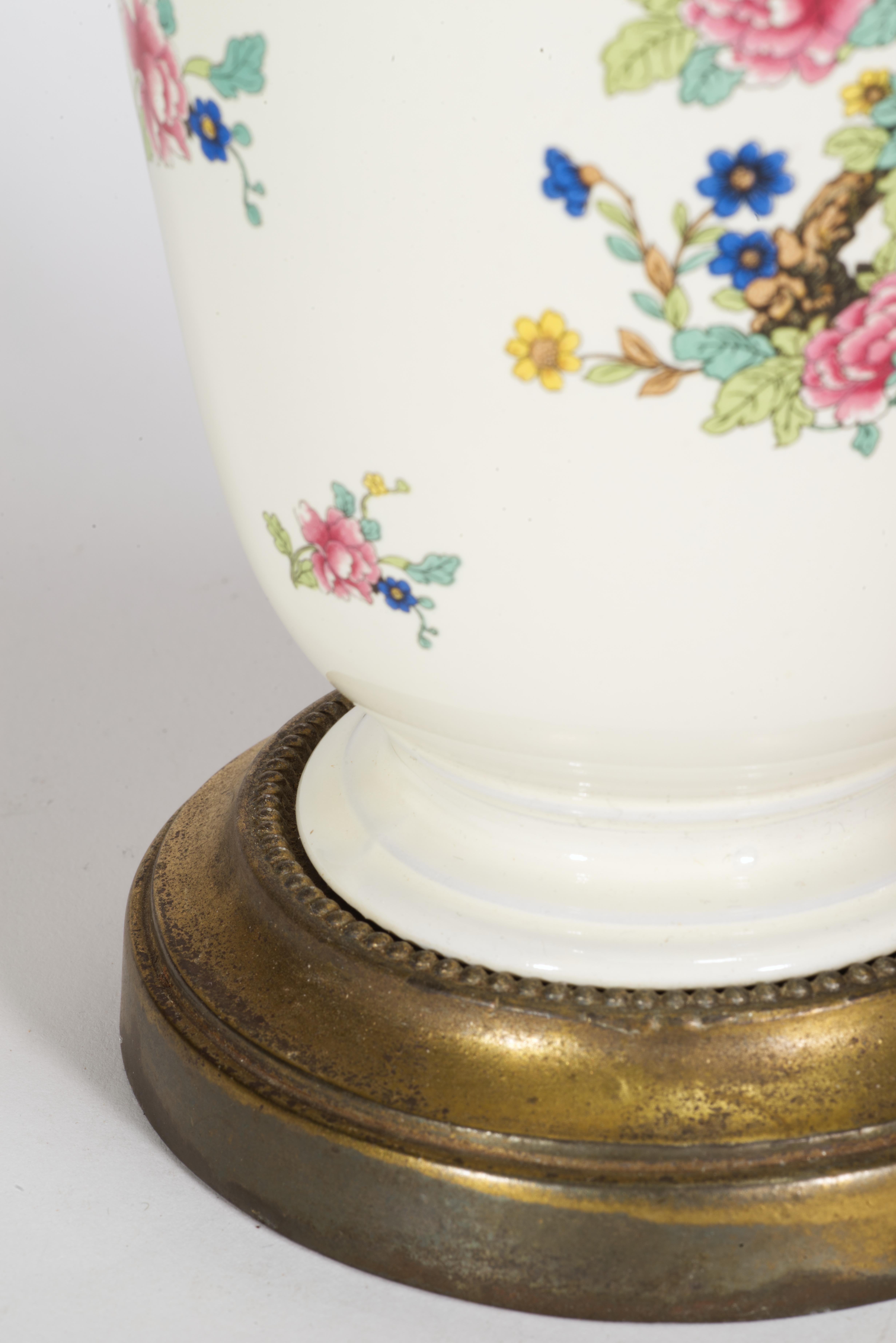 Bronze Vintage Pair of Porcelain Urn Shaped Table Lamps in Pembroke Pattern For Sale