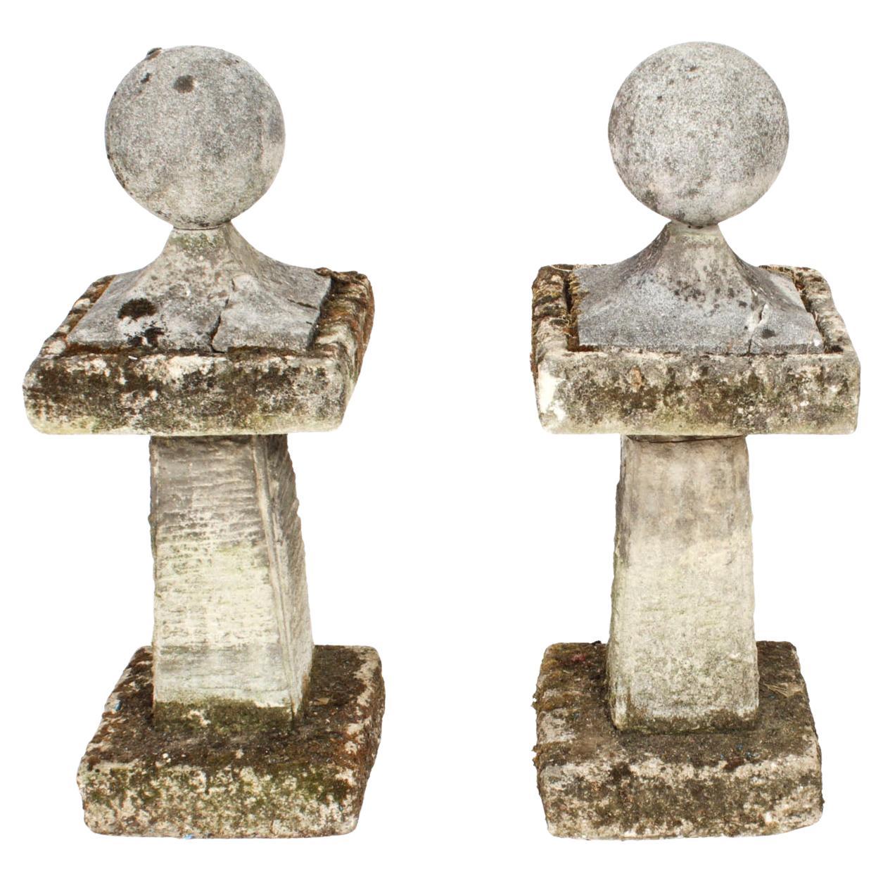 Vintage Pair of Reclaimed Komposition Stein Ball Pier Caps Mitte des 20.