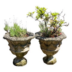 Coppia di vasi da giardino in legno di composizione recuperata e danneggiata dalle intemperie, 20° secolo