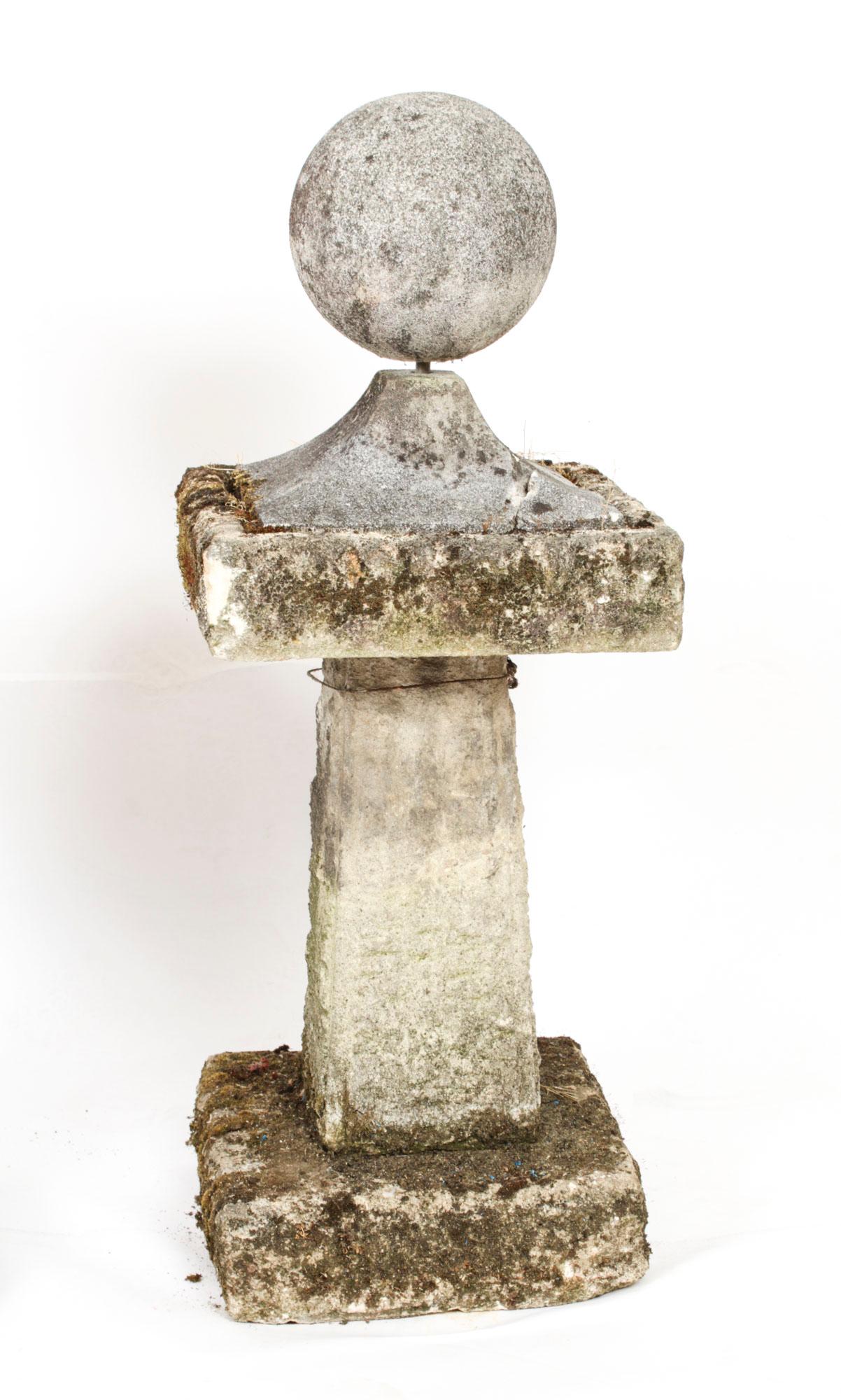 Paire d'embouts de quai en pierre de composition récupérée et patinée 20ème siècle. Bon état - En vente à London, GB