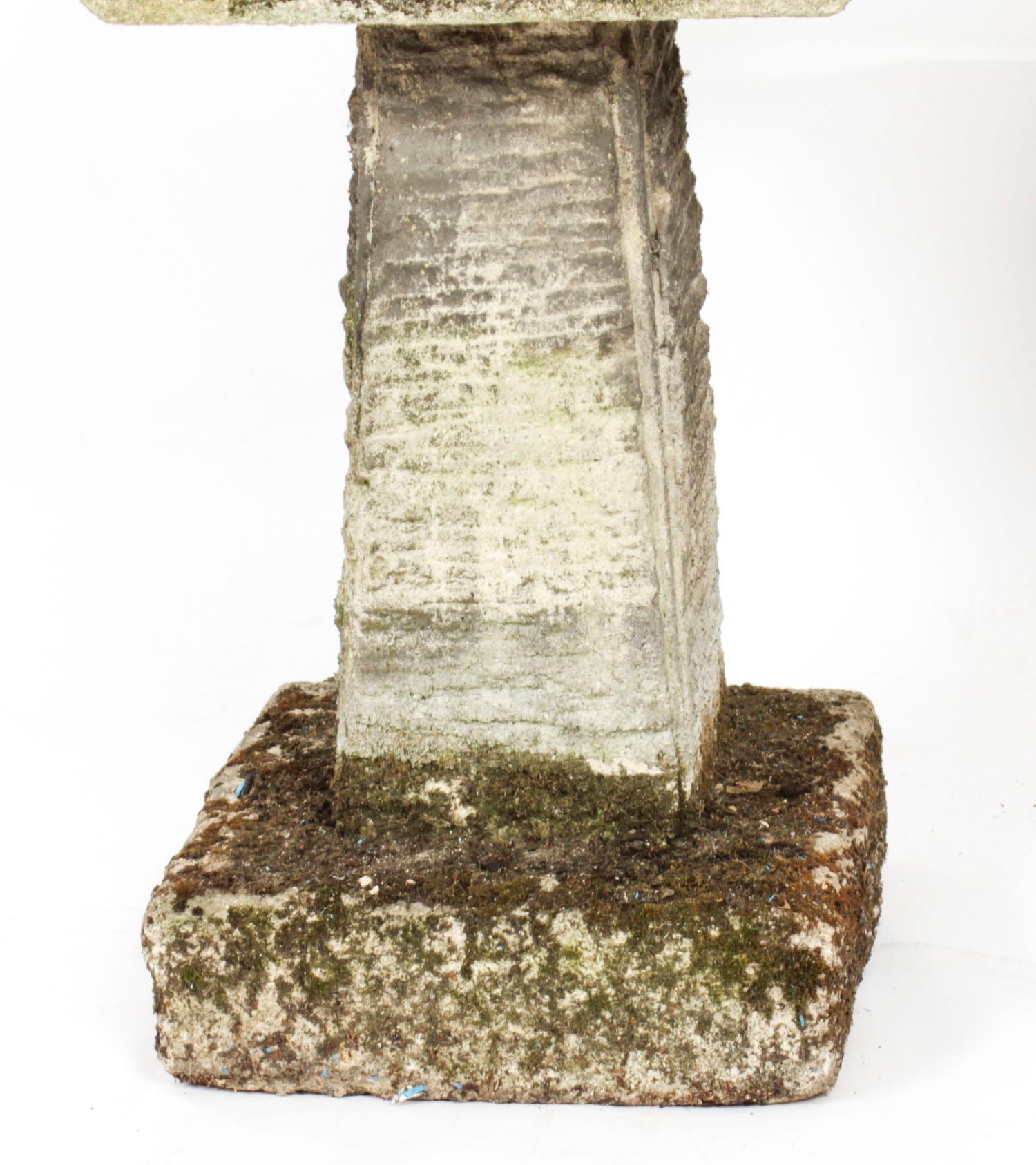 Pierre Paire d'embouts de quai en pierre de composition récupérée et patinée 20ème siècle. en vente