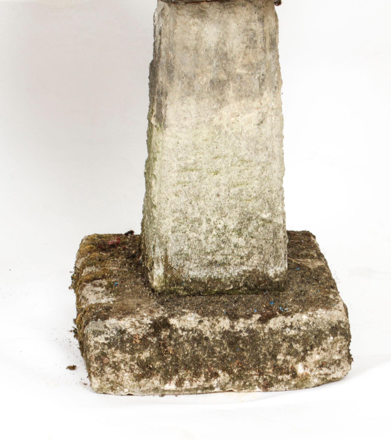 Paire d'embouts de quai en pierre de composition récupérée et patinée 20ème siècle. en vente 2