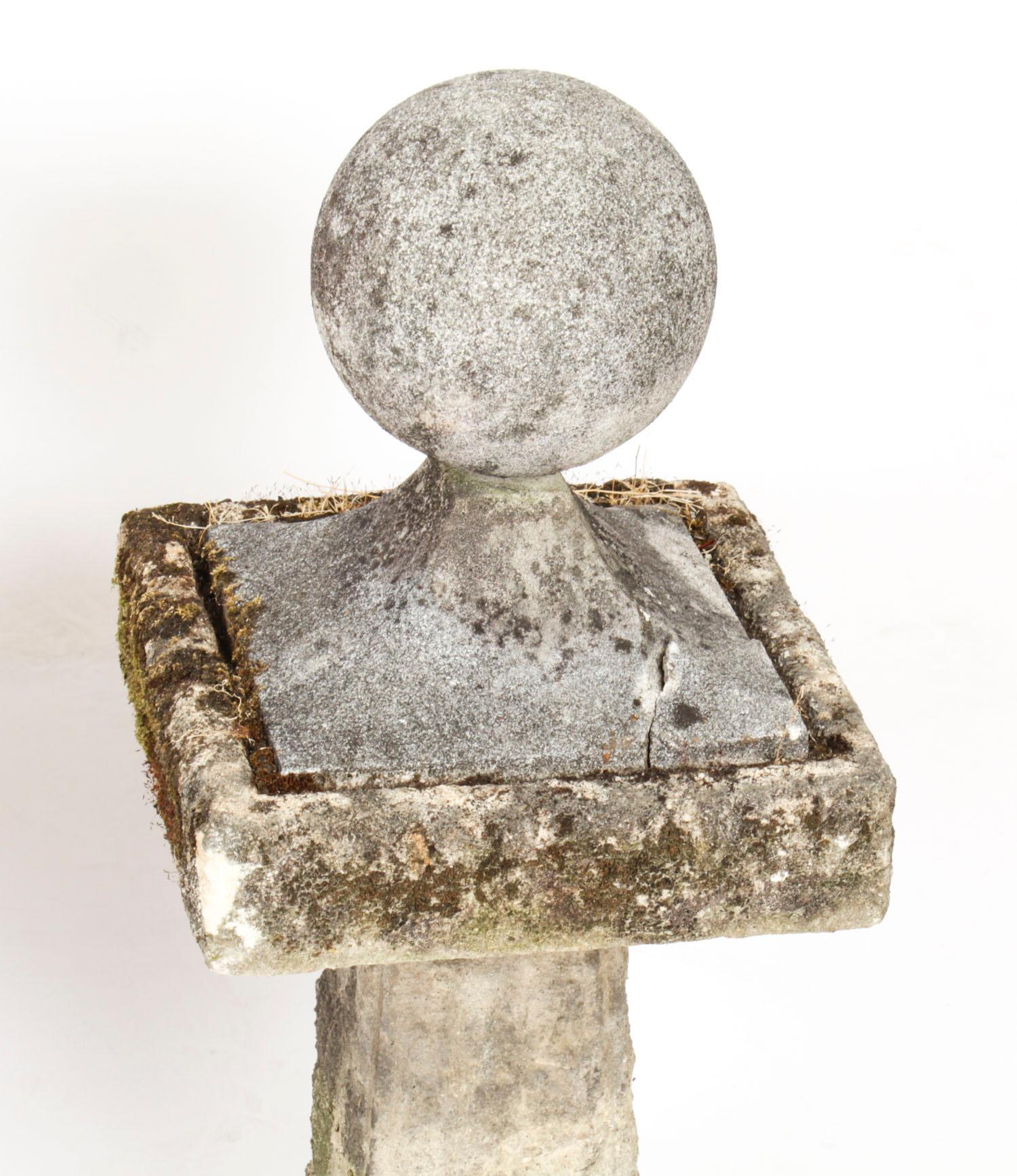 Paire d'embouts de quai en pierre de composition récupérée et patinée 20ème siècle. en vente 4