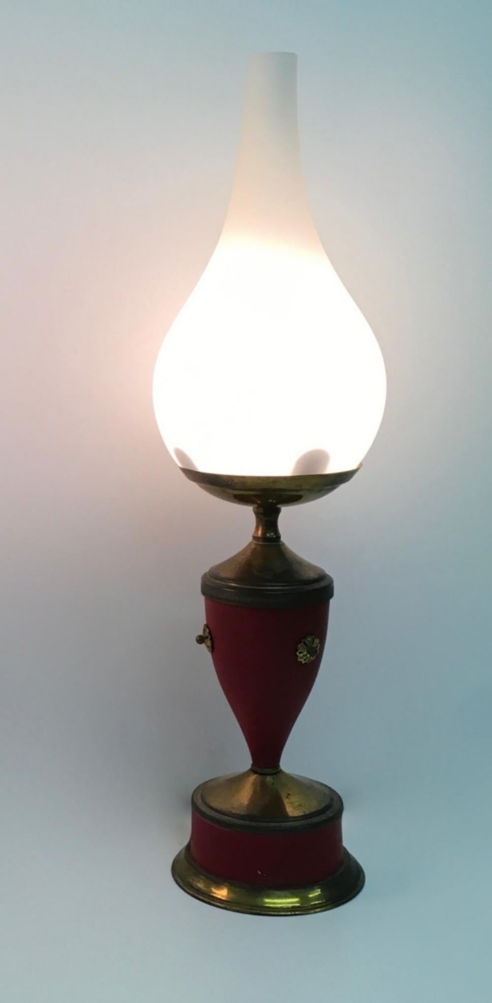 Paar rot lackierte Vintage-Tischlampen aus Metall, Messing und Glas, Italien (Moderne der Mitte des Jahrhunderts) im Angebot