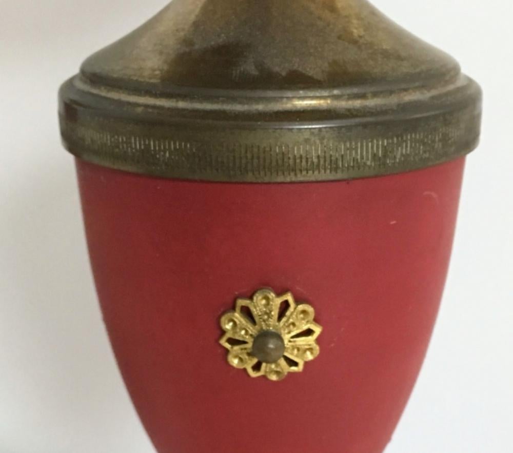 Paar rot lackierte Vintage-Tischlampen aus Metall, Messing und Glas, Italien (Mitte des 20. Jahrhunderts) im Angebot
