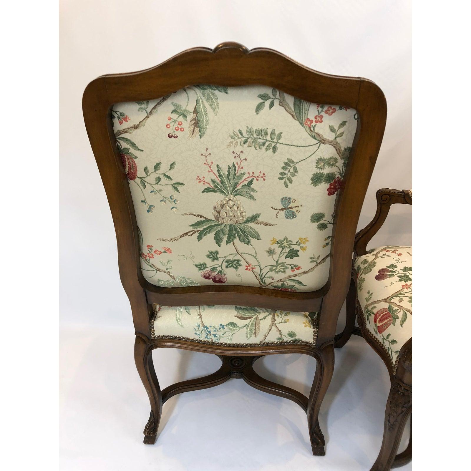 Paar königlich geschnitzte Bergere-Sessel aus Obstholz im französischen Stil, Vintage (amerikanisch) im Angebot