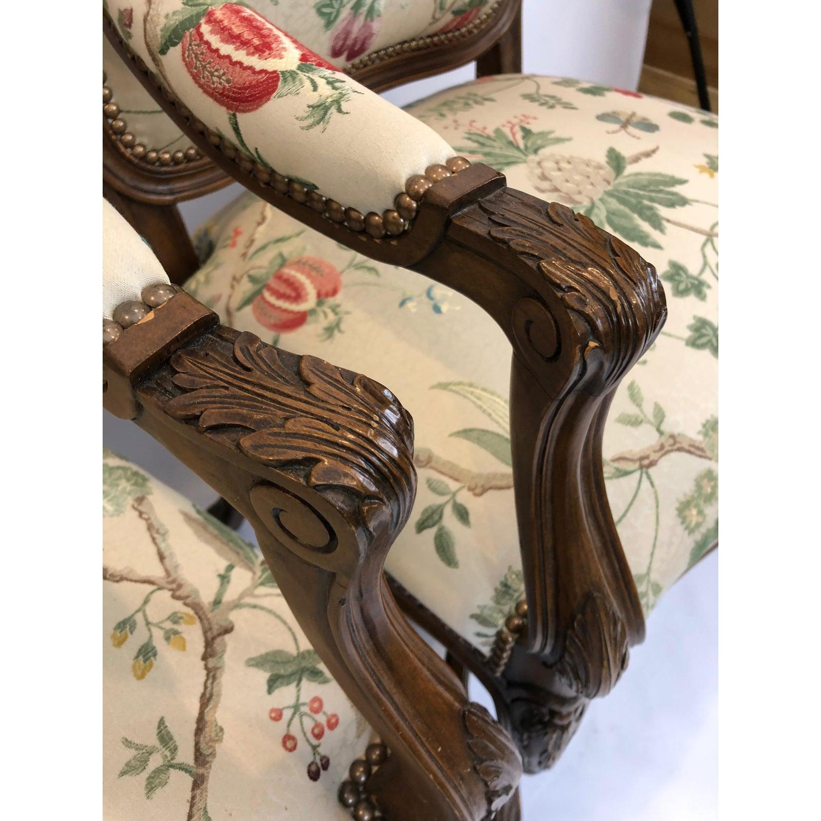 Paar königlich geschnitzte Bergere-Sessel aus Obstholz im französischen Stil, Vintage im Angebot 2