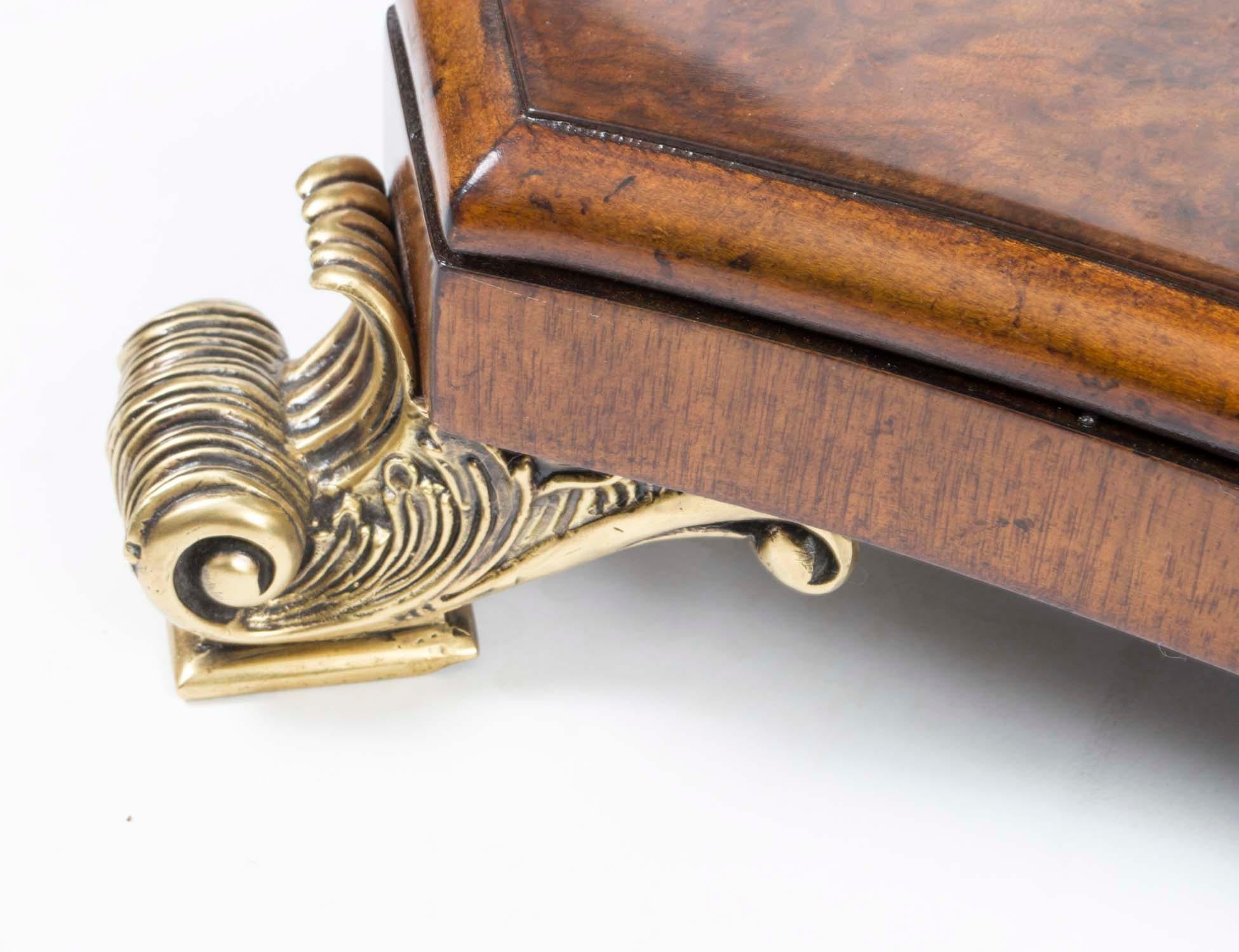 Vintage Paar Regency Revival Grat Nussbaum Beistelltische 4