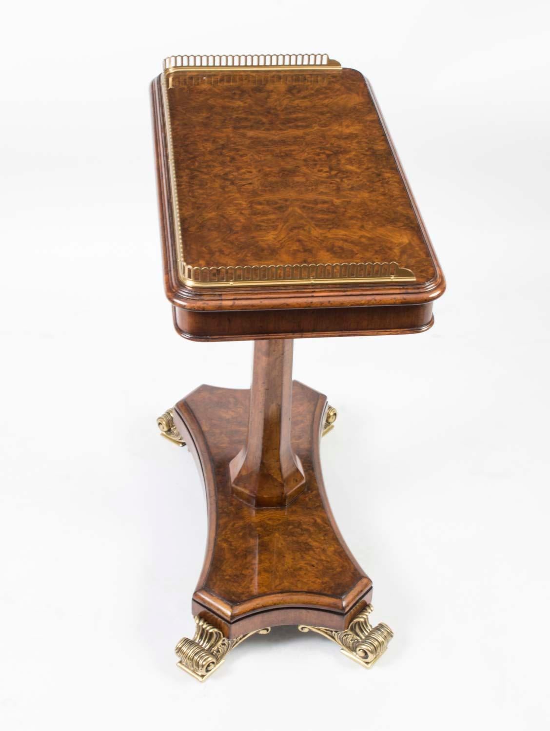 Vintage Paar Regency Revival Grat Nussbaum Beistelltische (Englisch)
