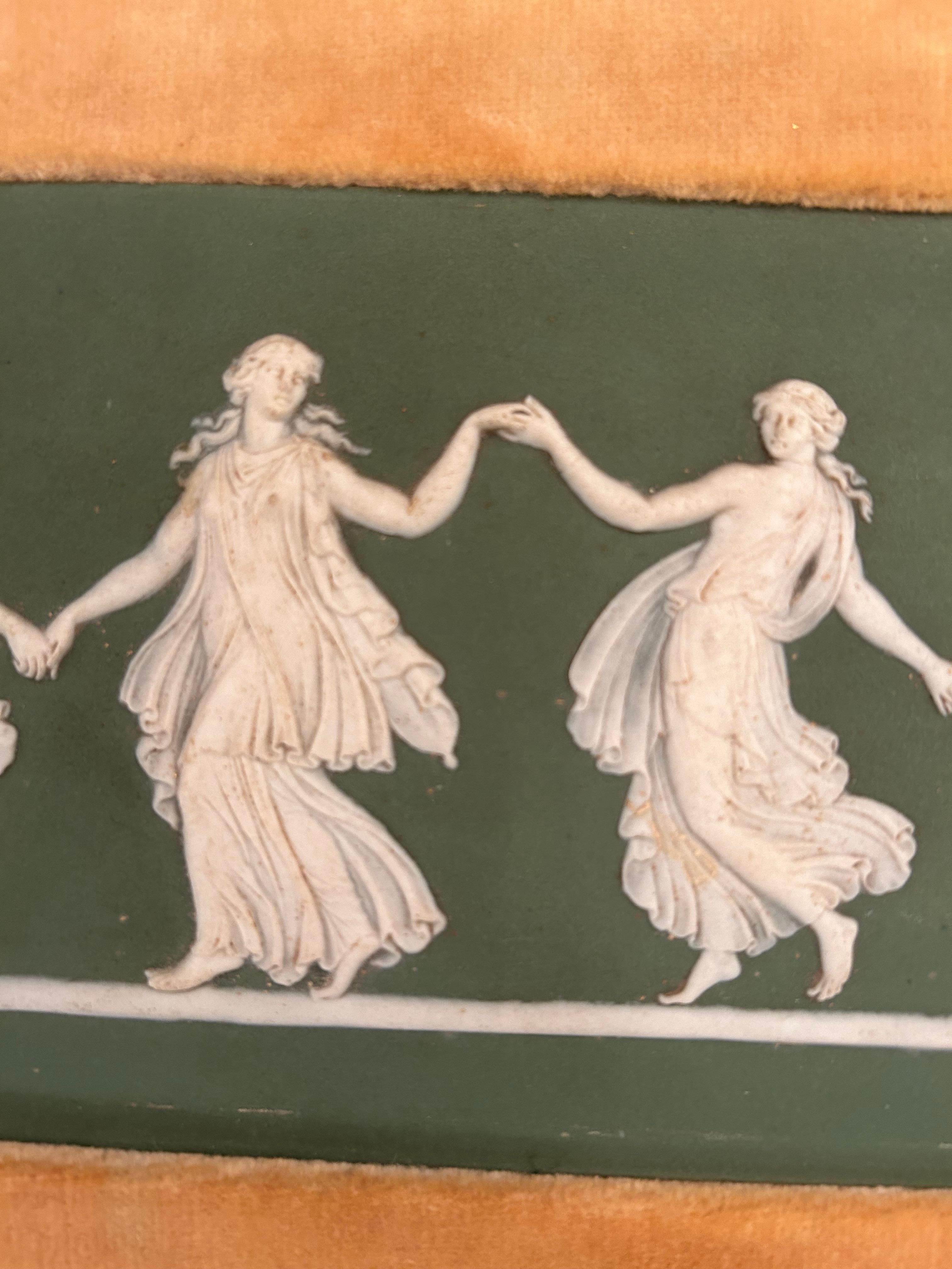 Romantica coppia di opere d'arte figurative orizzontali incorniciate in legno di wedgewood in uno splendido colore verde con fanciulle color crema con pose meravigliose.  L'incorniciatura, anche se invecchiata, completa l'arte con tappetini in