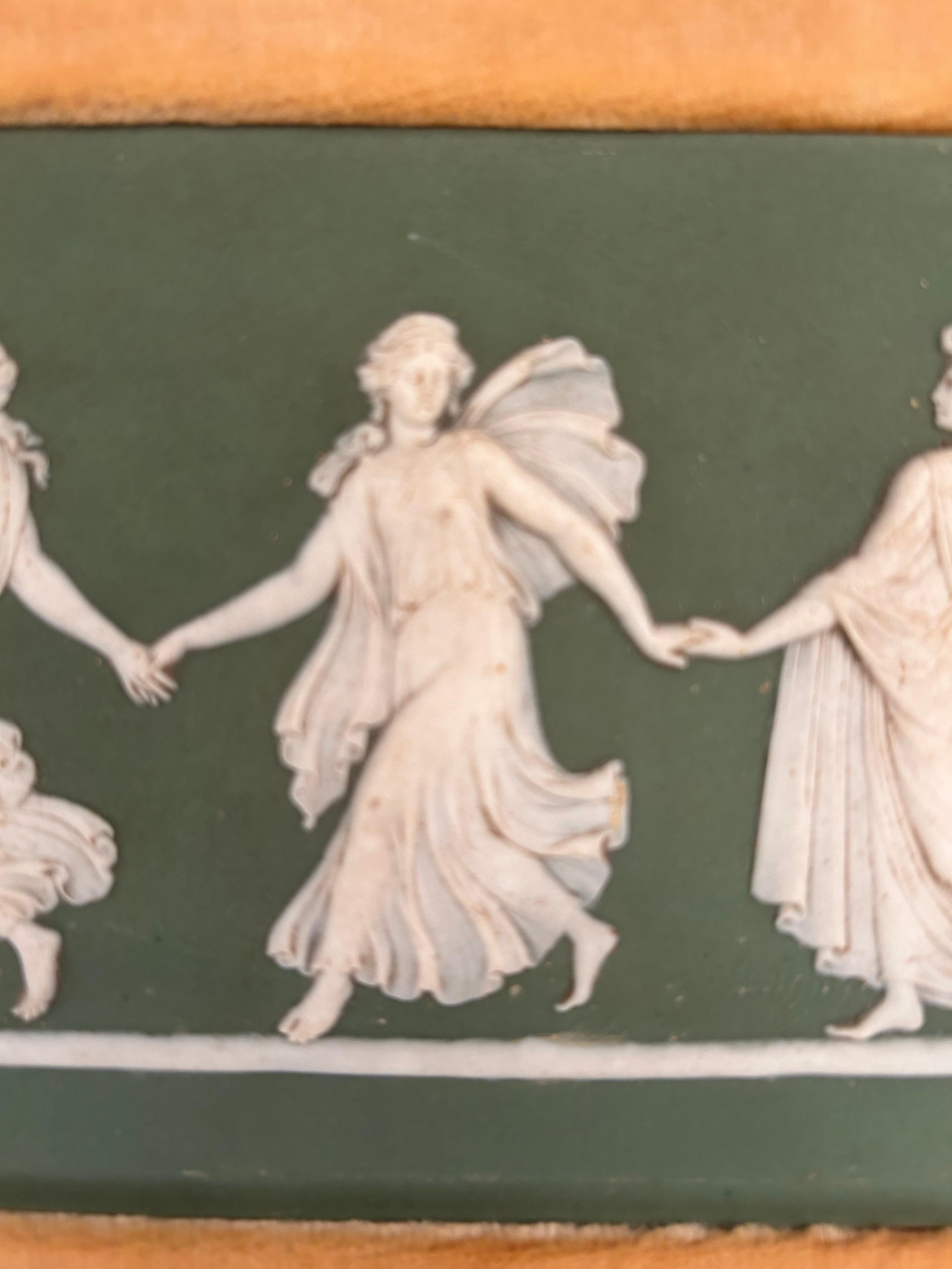 Coppia di romantiche figure di Wedgewood d'epoca In condizioni buone in vendita a Hopewell, NJ