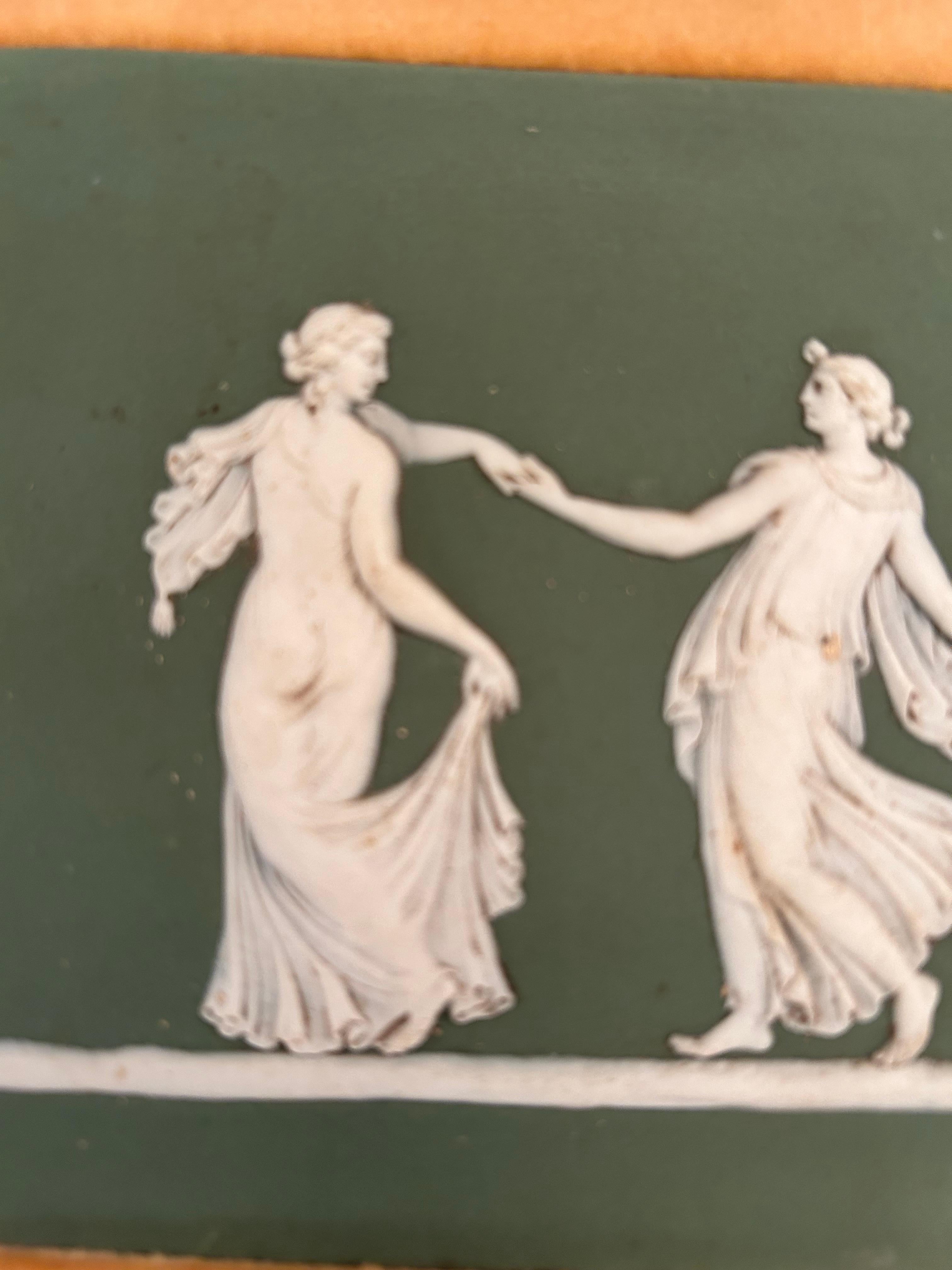 Metà XX secolo Coppia di romantiche figure di Wedgewood d'epoca in vendita