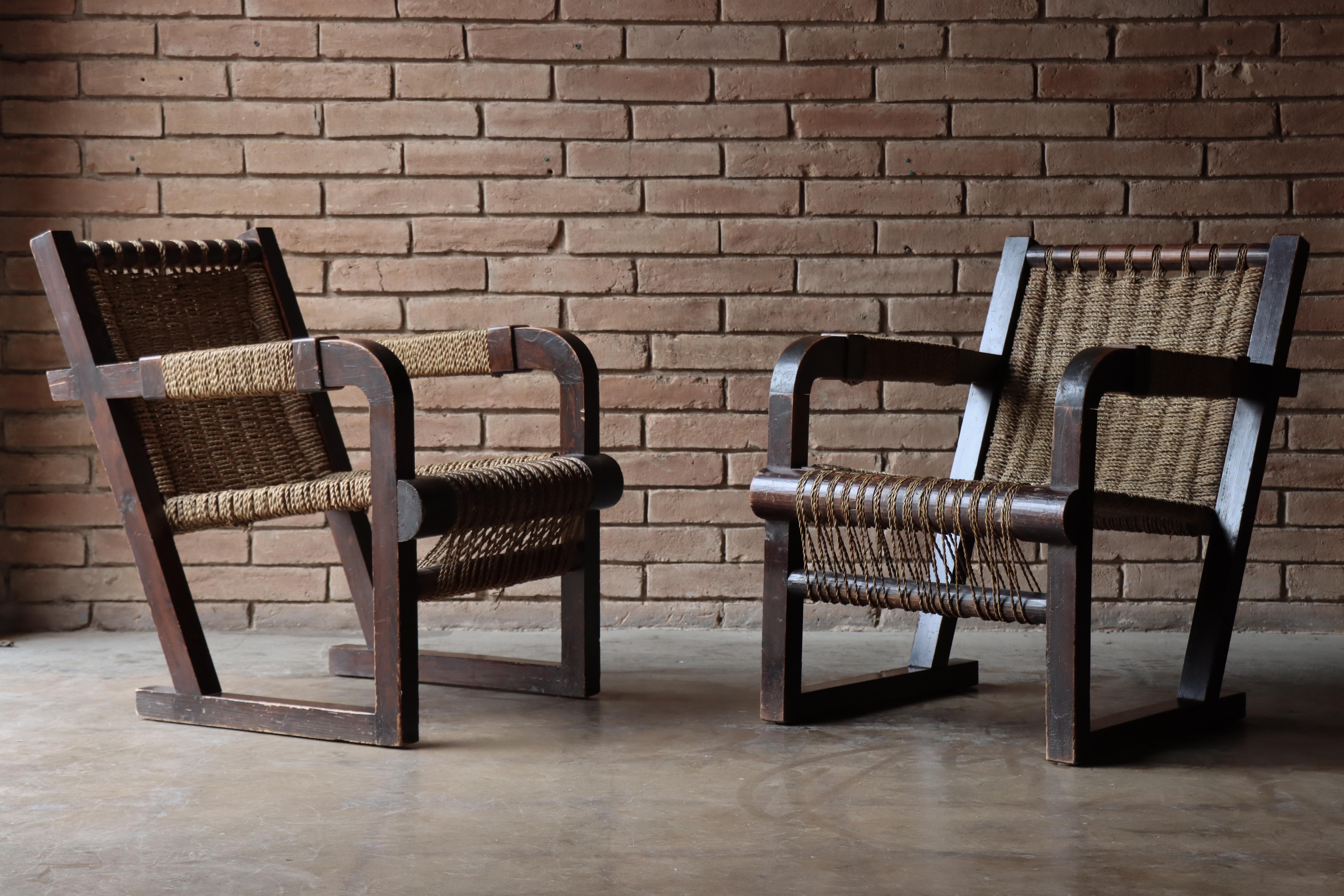 Paire de chaises longues en jonc attribuées au célèbre architecte et designer français Francis Jourdain c.1940-1950s

Fabriquées en chêne teinté, ces chaises incarnent un parfait mélange de charme rustique et d'élégance moderniste. Dotés d'une