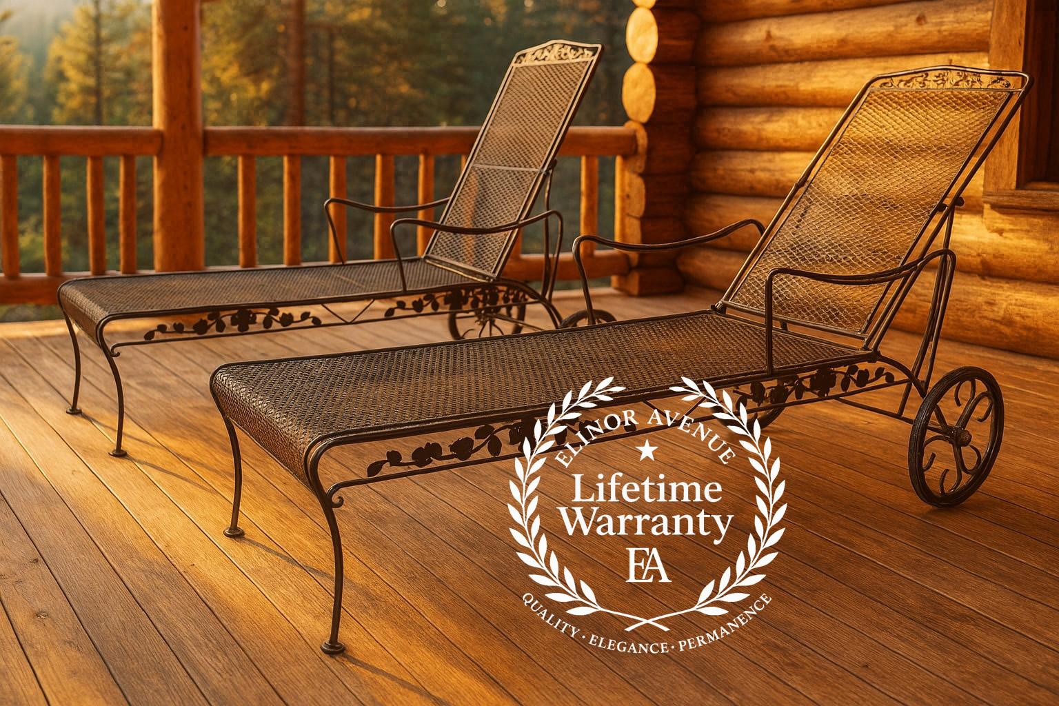 Chaise Loungers d'epoca in ferro battuto Russell Woodard
L'eleganza senza tempo incontra il comfort all'aria aperta

Eleva il tuo patio o il bordo della piscina con questa splendida coppia di lettini in ferro battuto Russell Woodard, un raro mix di