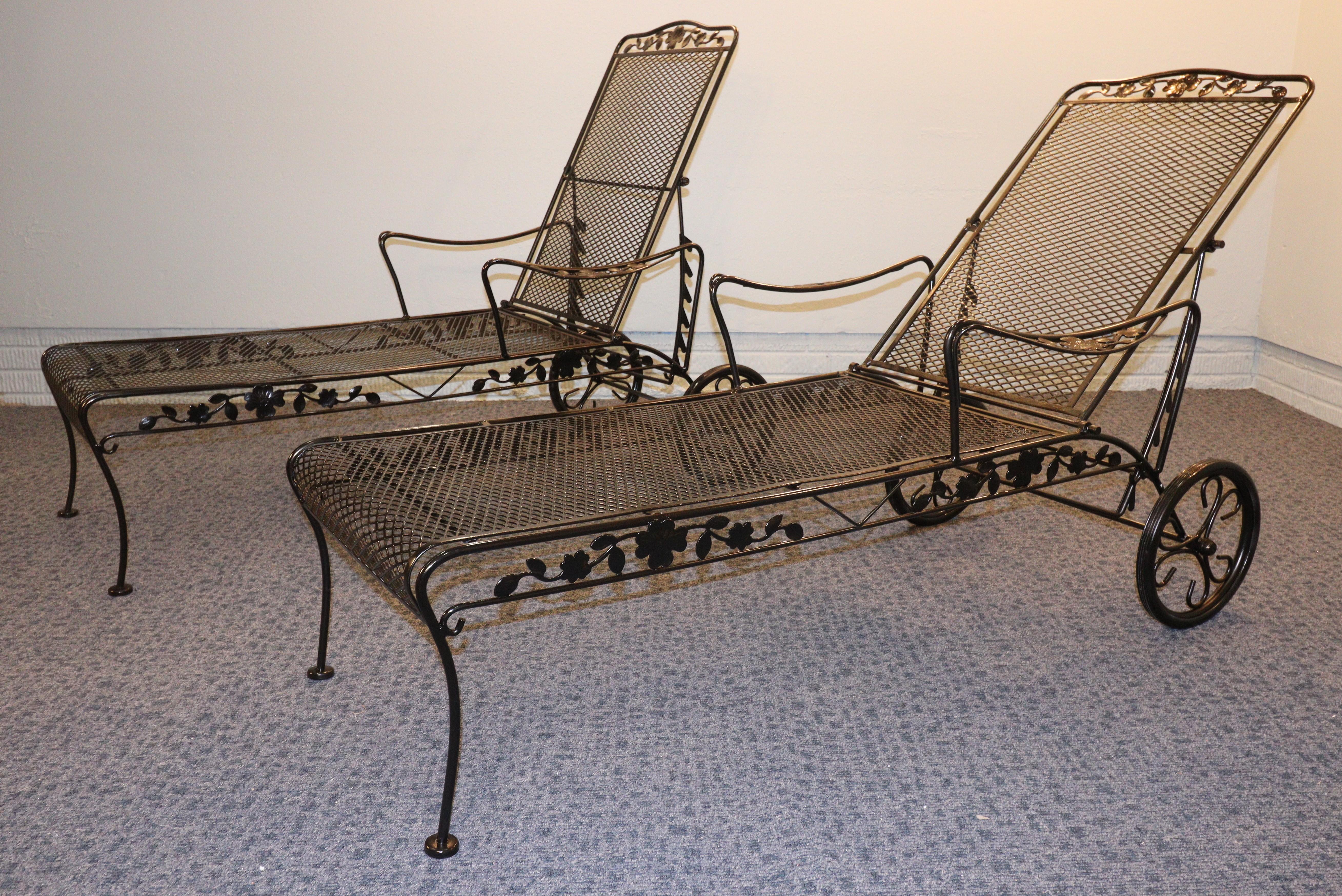 Mid-Century moderno Coppia vintage di lettini in ferro battuto a tema floreale Russell Woodard in vendita