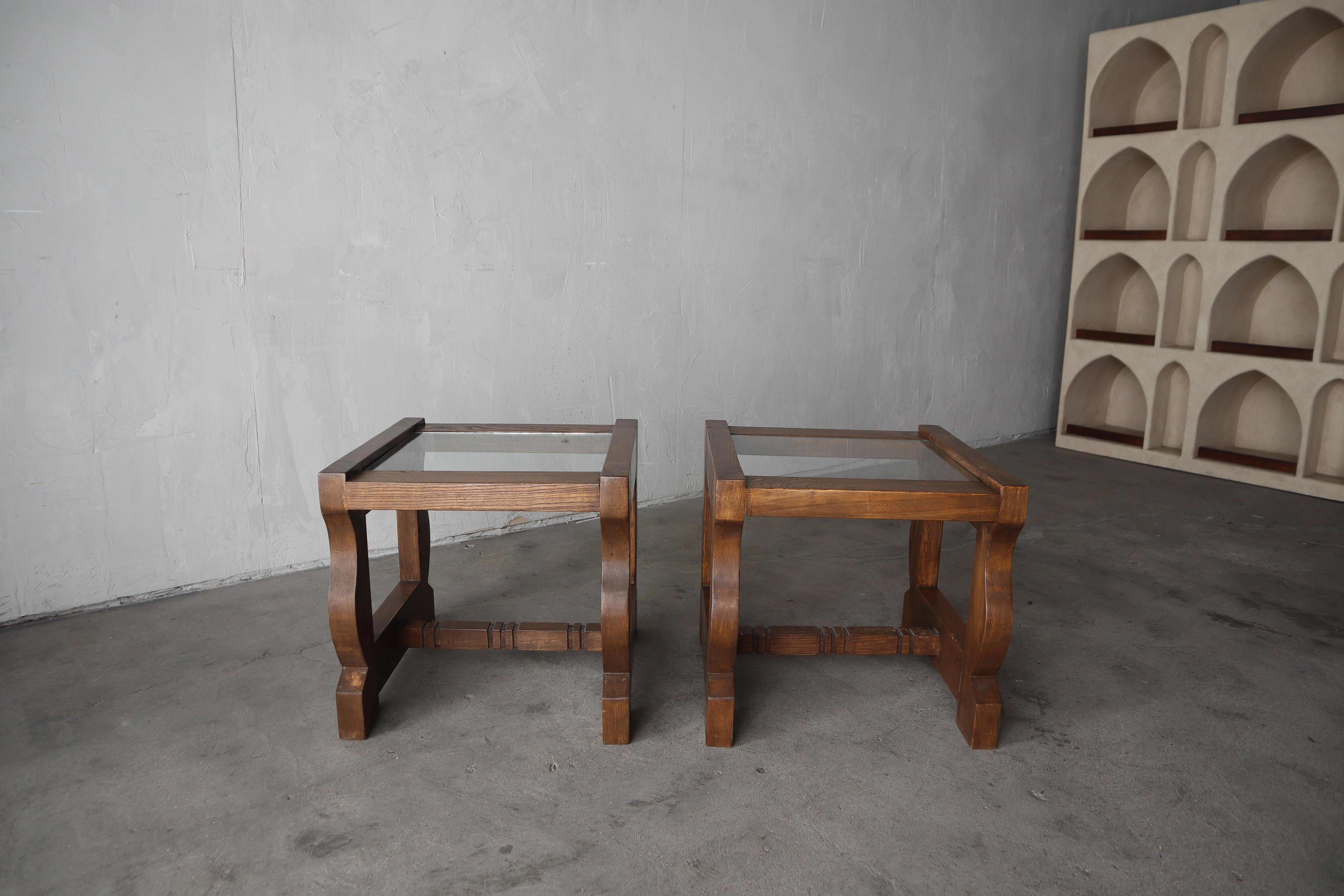 Rustico Coppia di tavolini rustici artigianali in pino europeo vintage in vendita