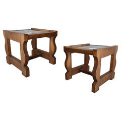 Paire de tables d'appoint artisanales européennes rustiques en pin